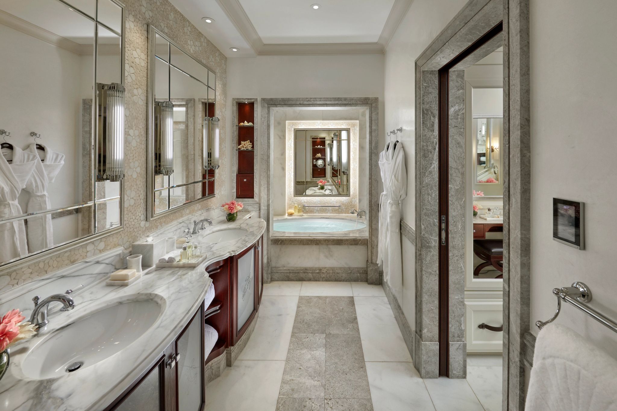 banheiro de luxo - pia dupla - banheira