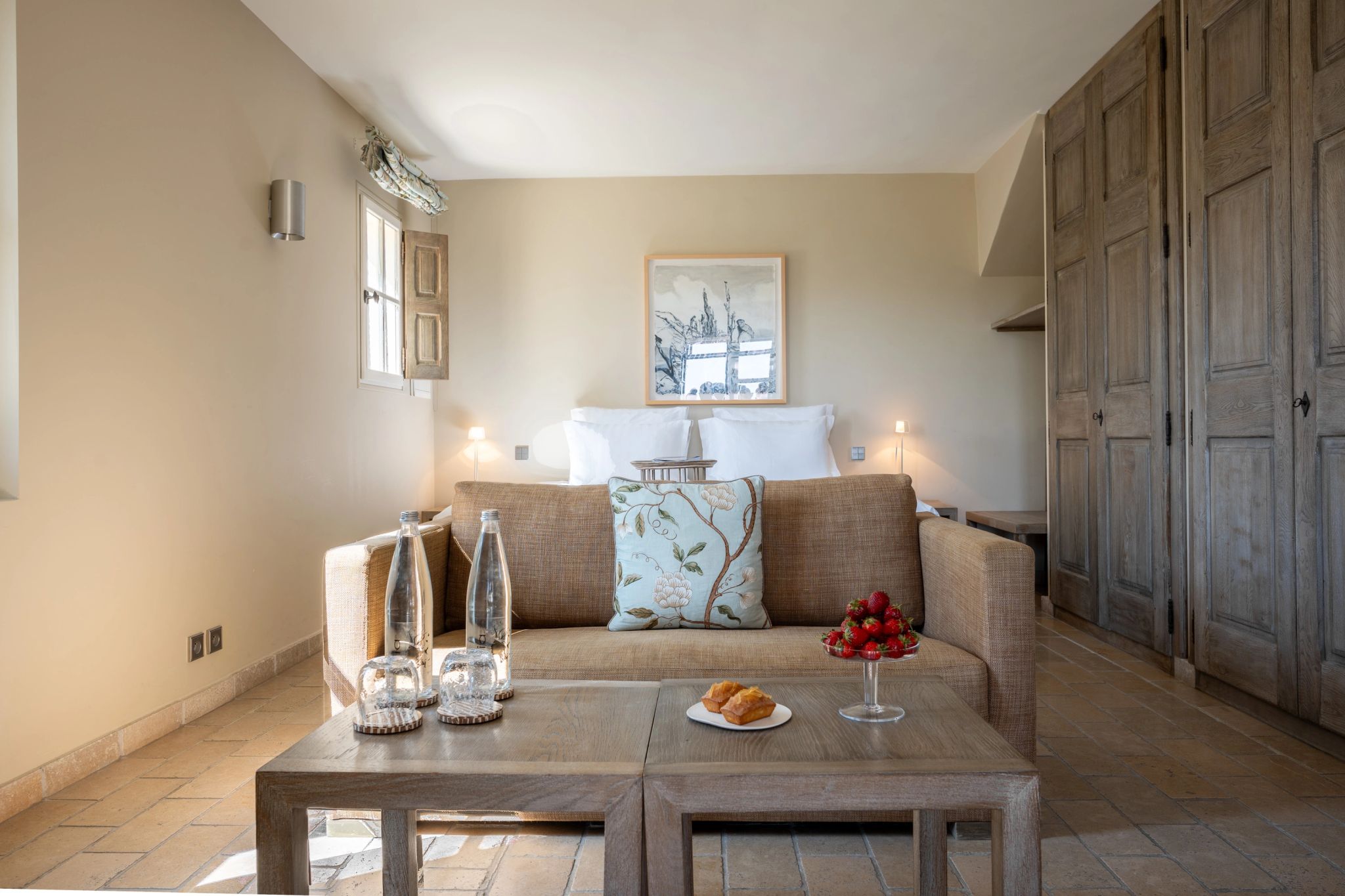 Charming quarto com sofa – quarto casal – quarto de hotel - moveis em madeira