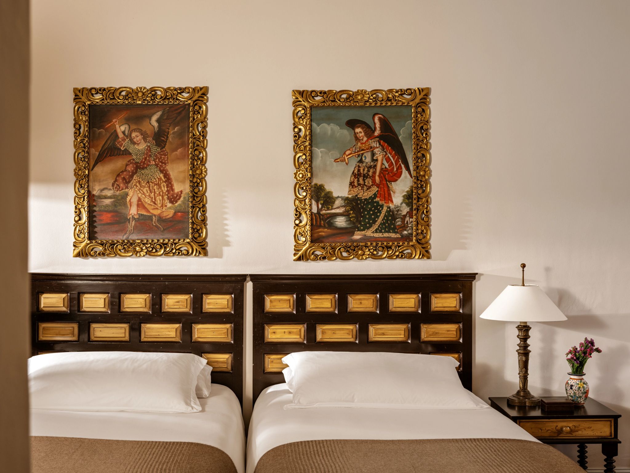 Deluxe cama de luxo – mobiliario nobre – obras de arte na decoracao