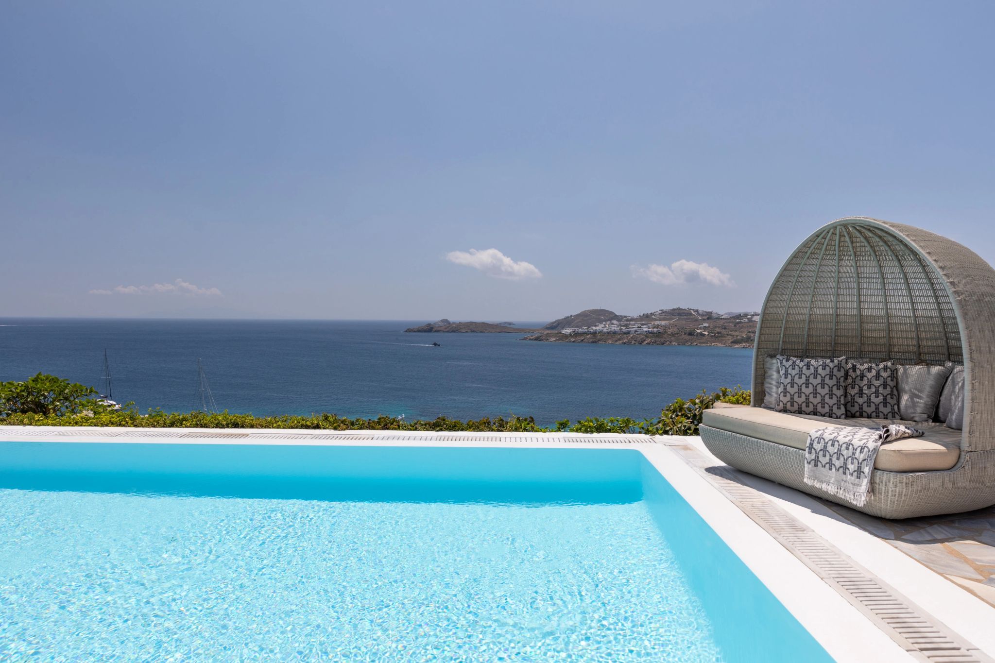 piscina frente mar - banho de sol - lazer ao ar livre