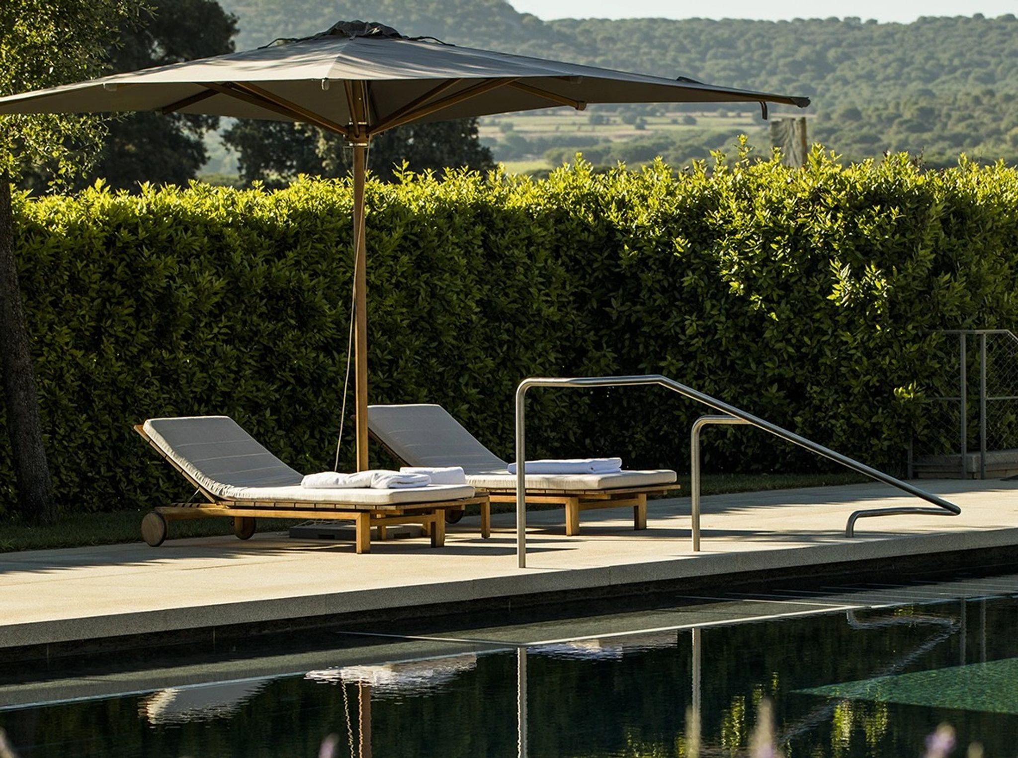 Piscina piscina exterior - lazer de luxo - espreguicadeiras