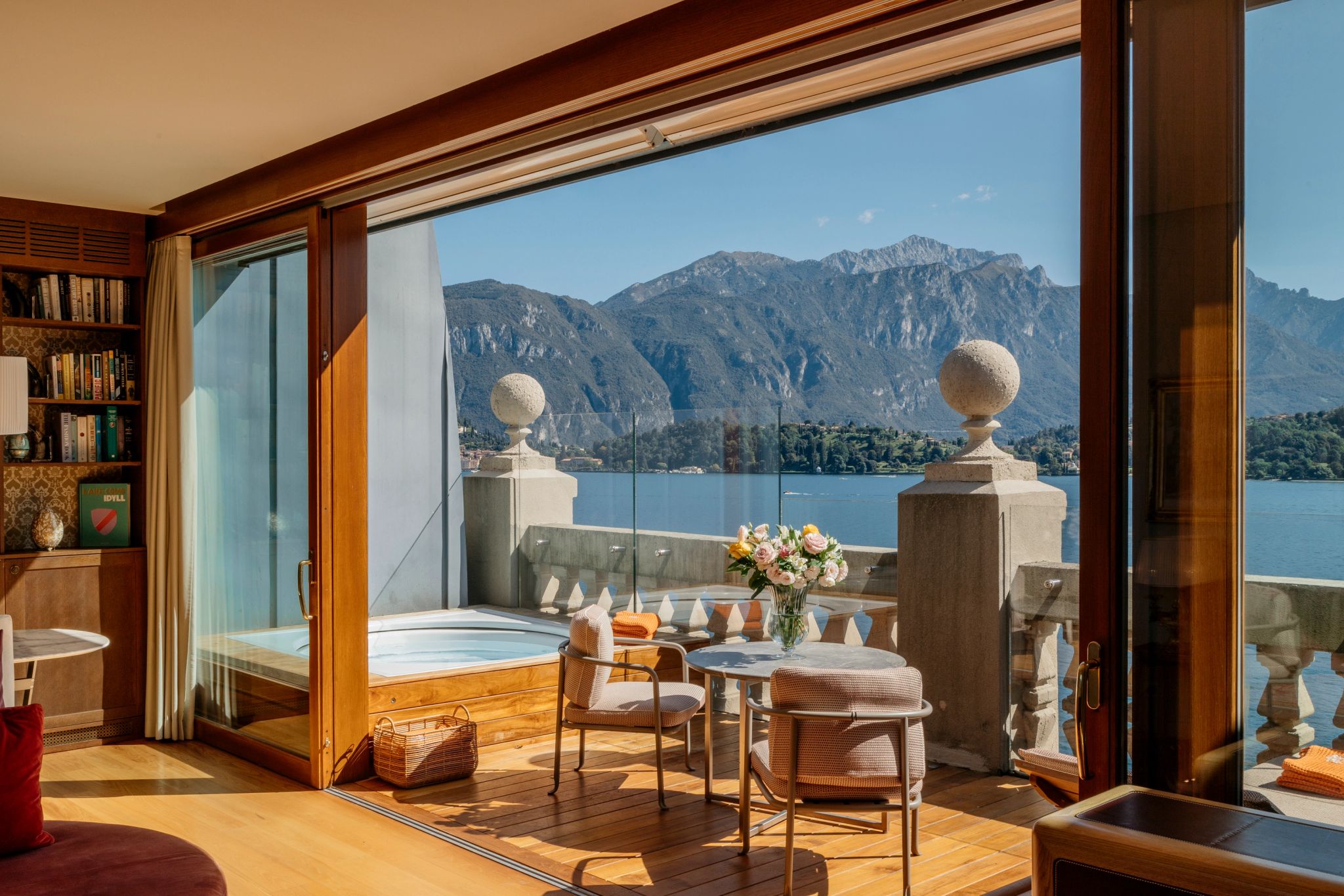 Rooftop Front Suite suite com terraco - jacuzzi – vista lago di como