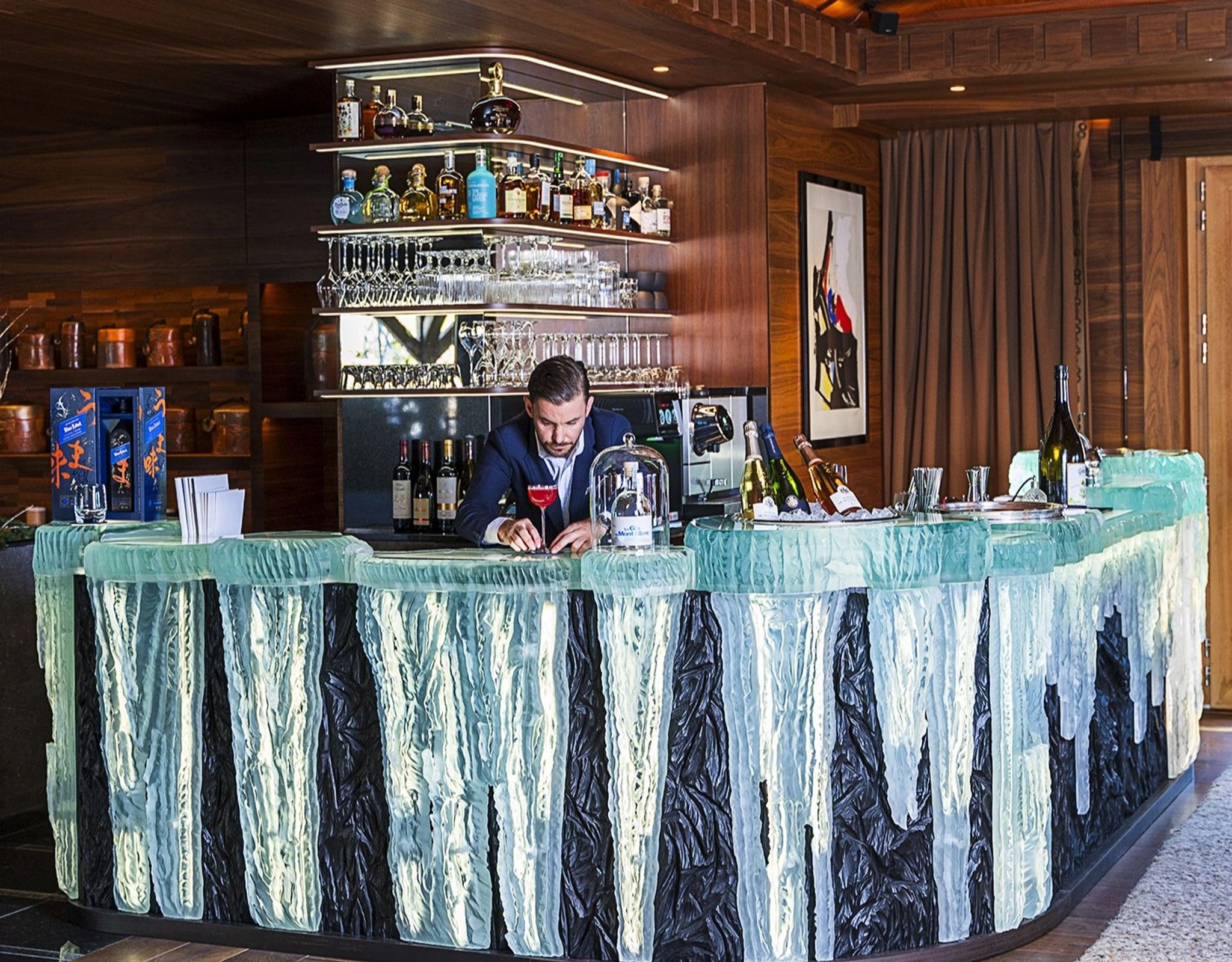 bar moderno – bar com musica - drinks de bar - bartender - vitrine de bebidas