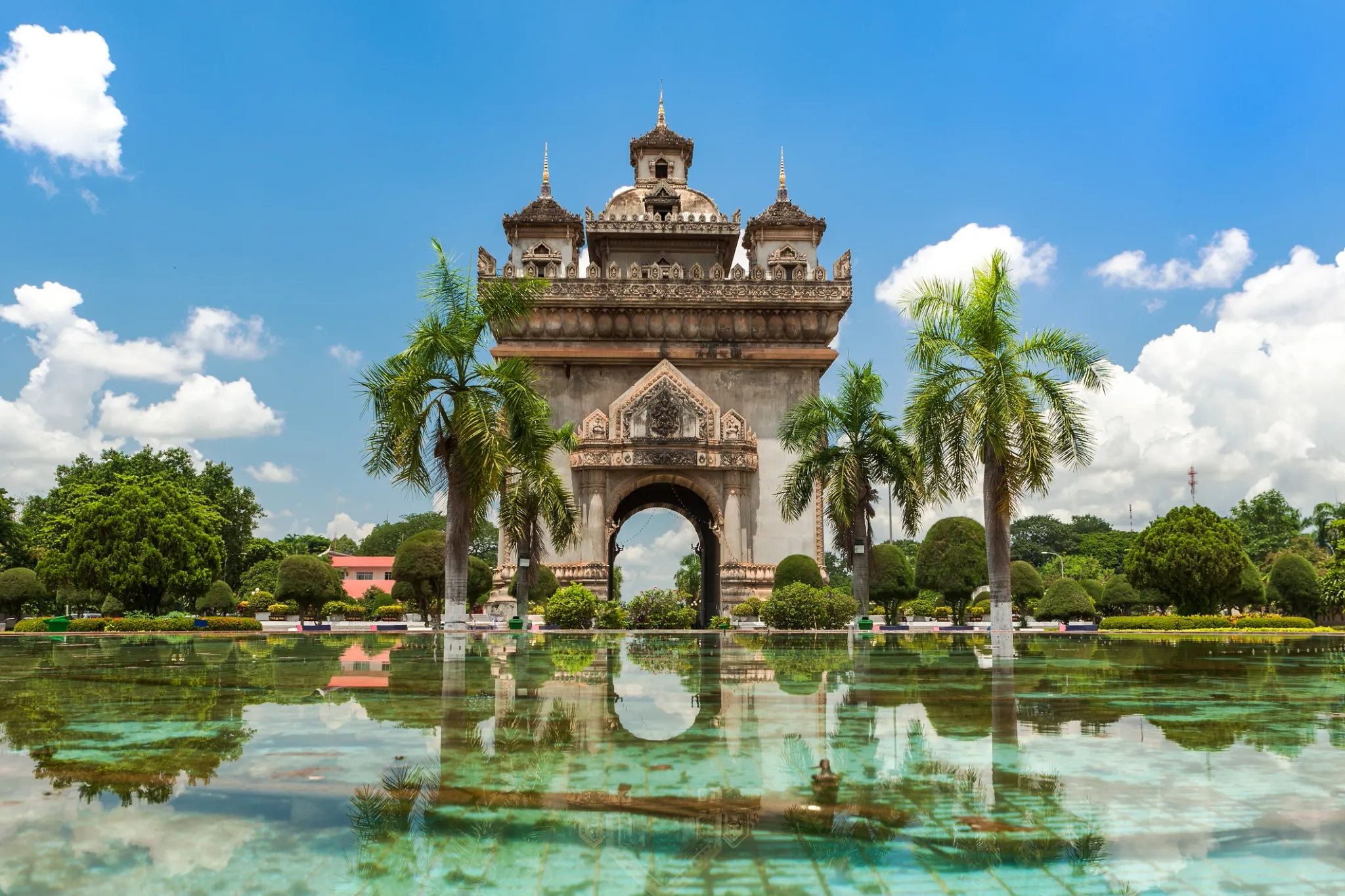 patuxai monumento em vientiane, laos