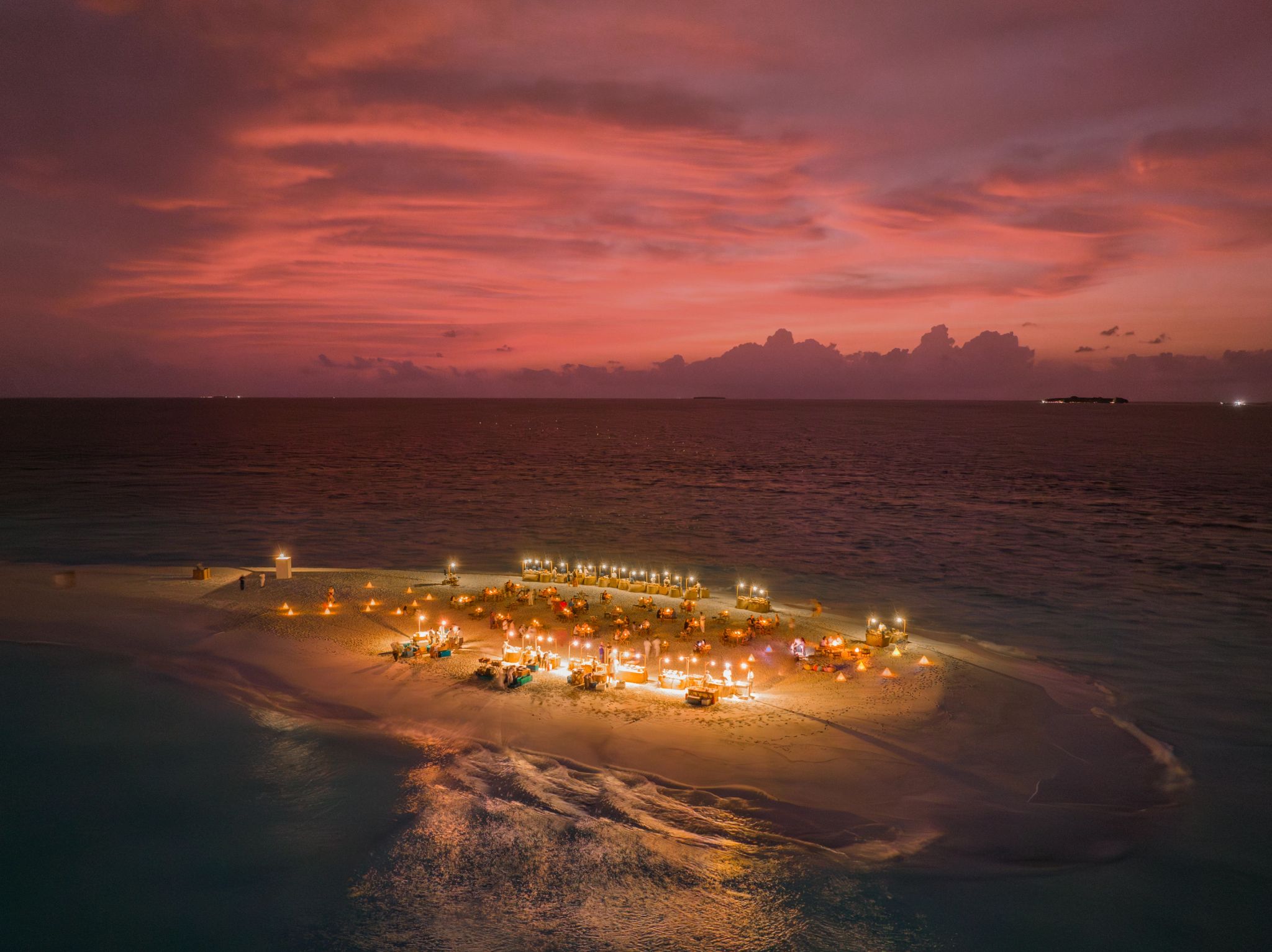observacao astronomica venus e mercurio - jantar sob as estrelas jantar lua cheia - mesa banco areia - ambiente romantico