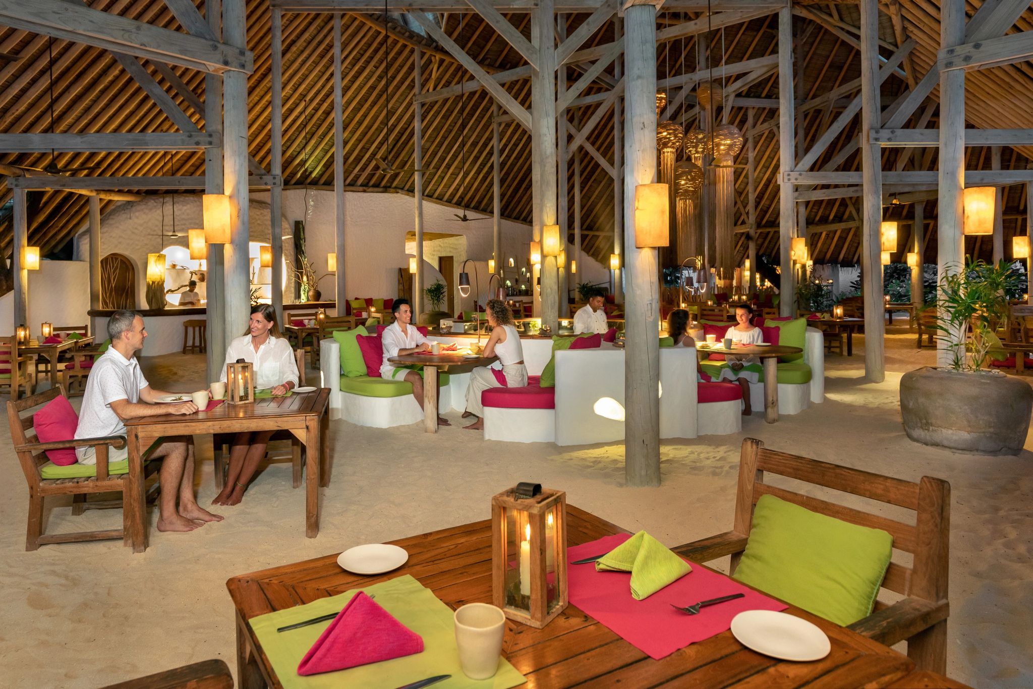 Jantar no Down to Earth mesa posta restaurante - pratos artesanais - ambiente convivial