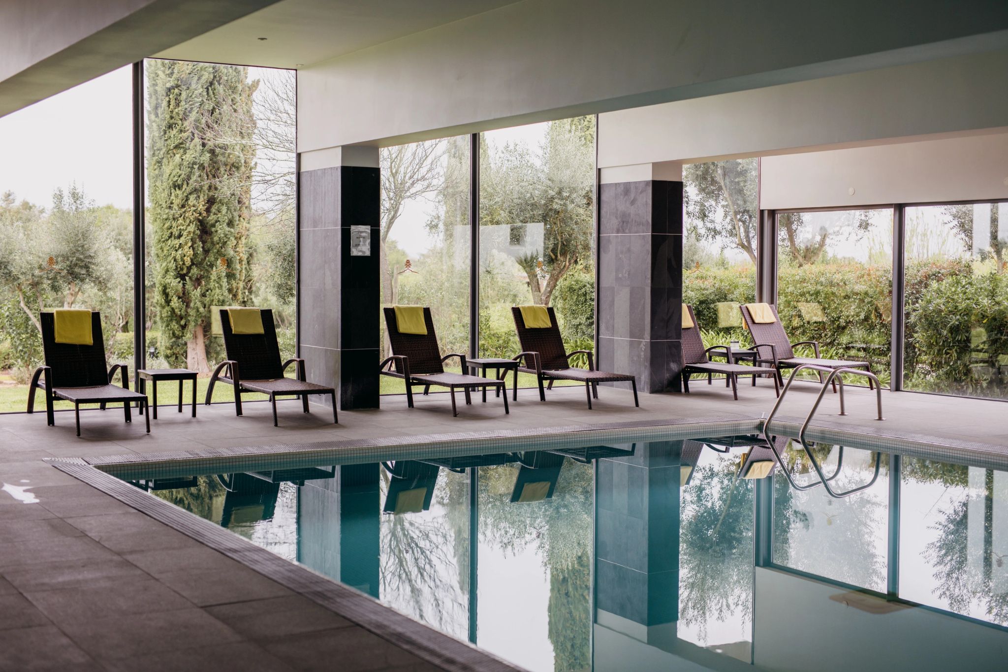 Piscina Interna piscina coberta aquecida - area de descanso - design contemporaneo