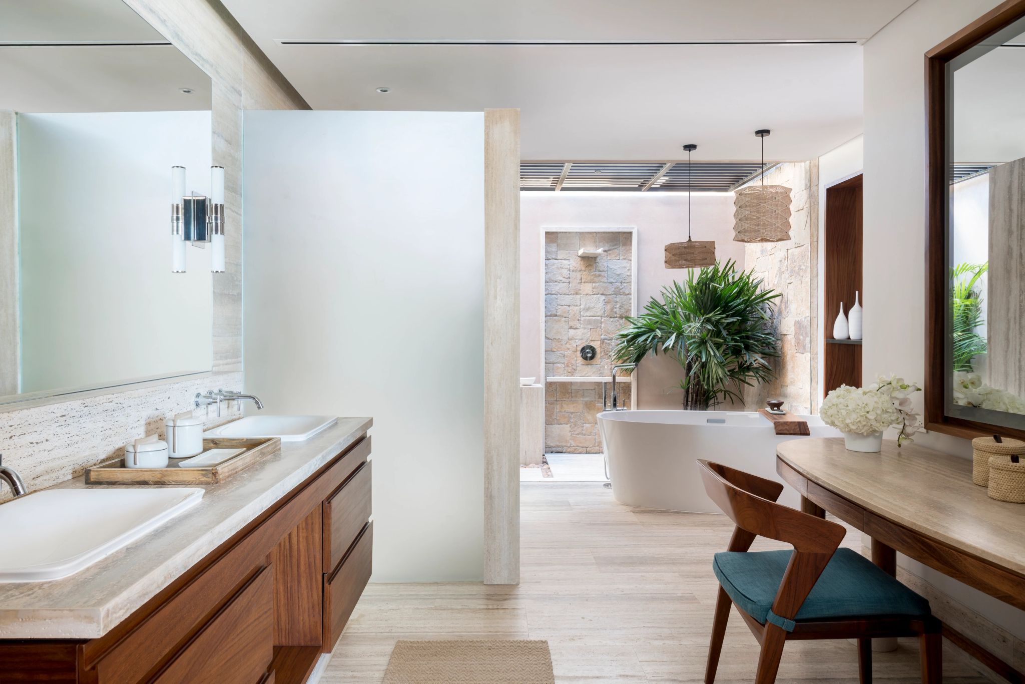 Resort View Two Queen Ground Floor Terrace banheiro moderno - banhiera de imersao - banho premium - banho de banheira