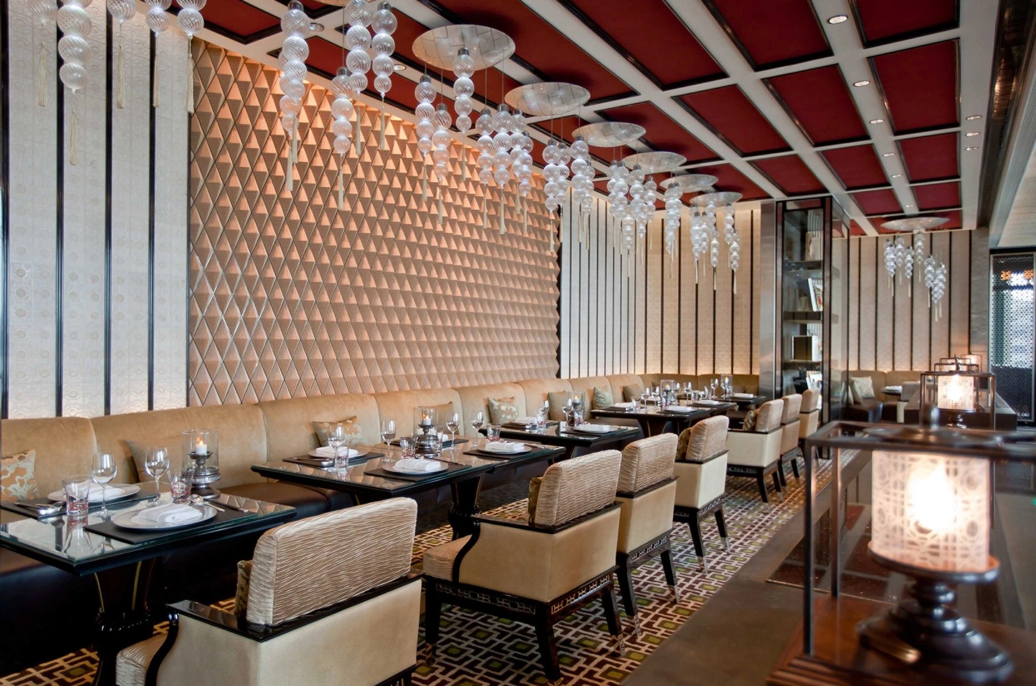 restaurante de hotel com decoração refinada e mesas bem postas