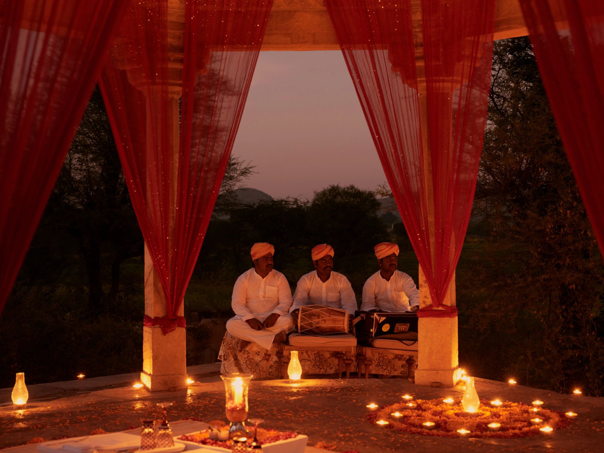 Experiências gastronômicas jantar com musica ao vivo - jantar a luz de velas - banda indiana