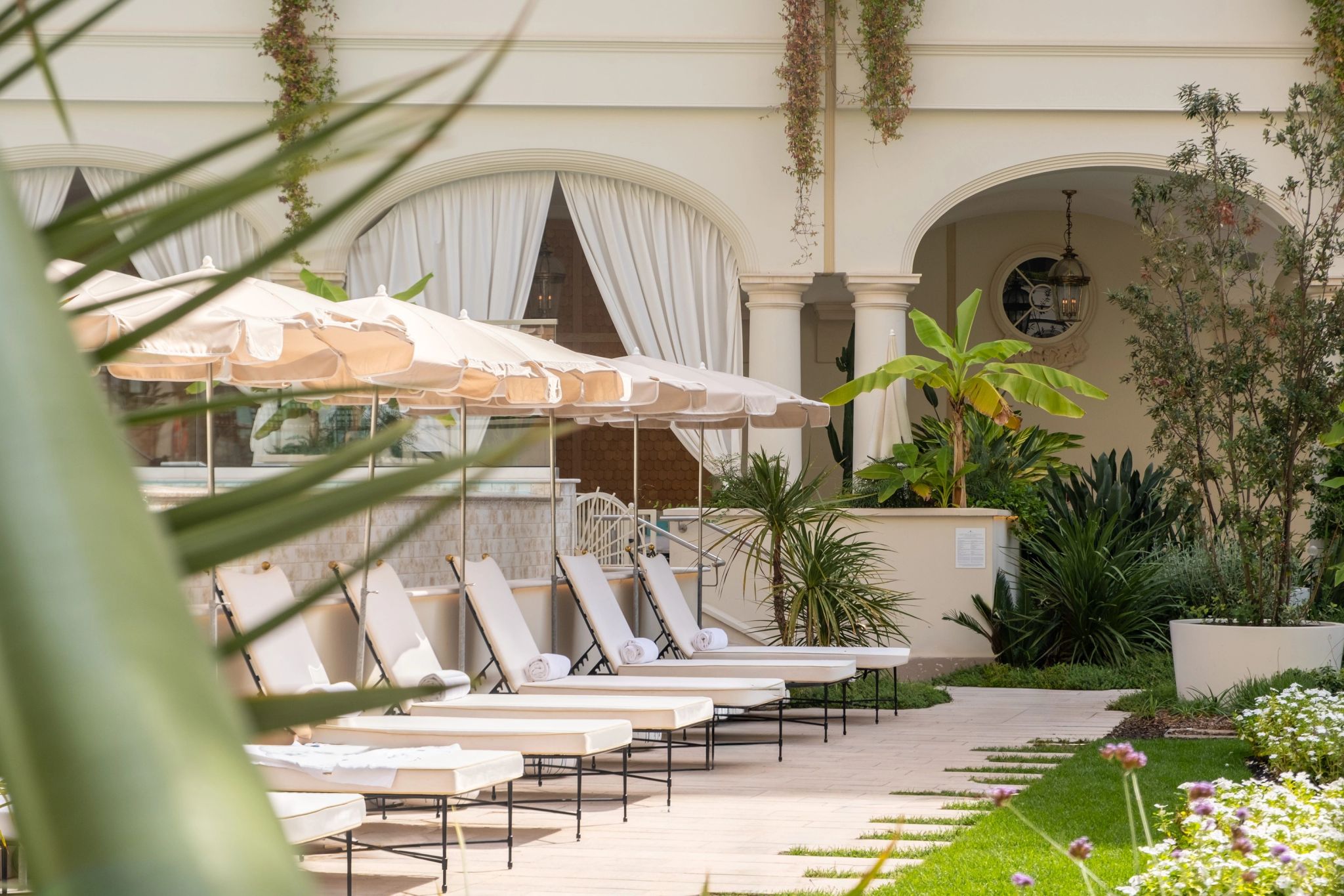 Piscina do hotel espreguiçadeiras - banho de sol - jardim privativao