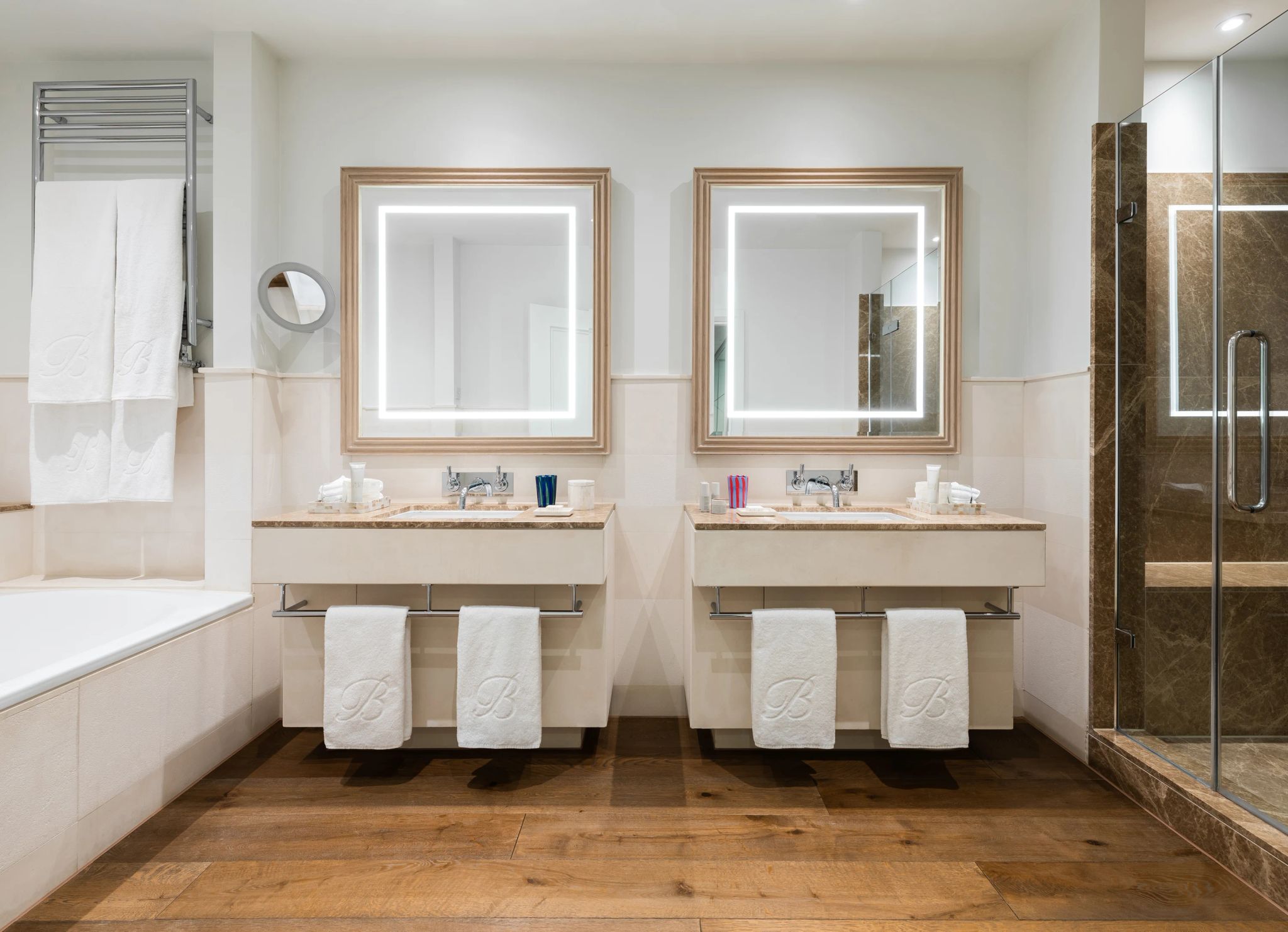 Sir Paul Smith Suite banheiro em marmore - banheiro com pia dupla - sir paul smith suite