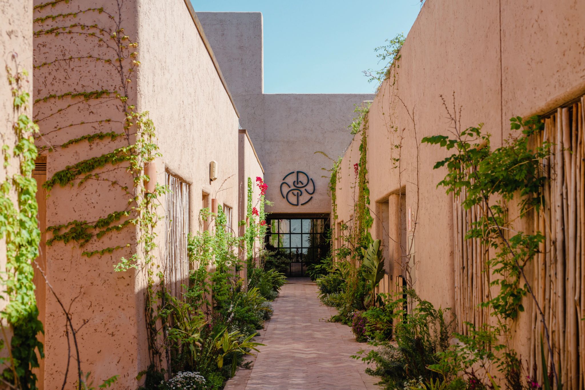 Rose Bar corredor externo com arcos - iluminacao suave - paredes de pedra