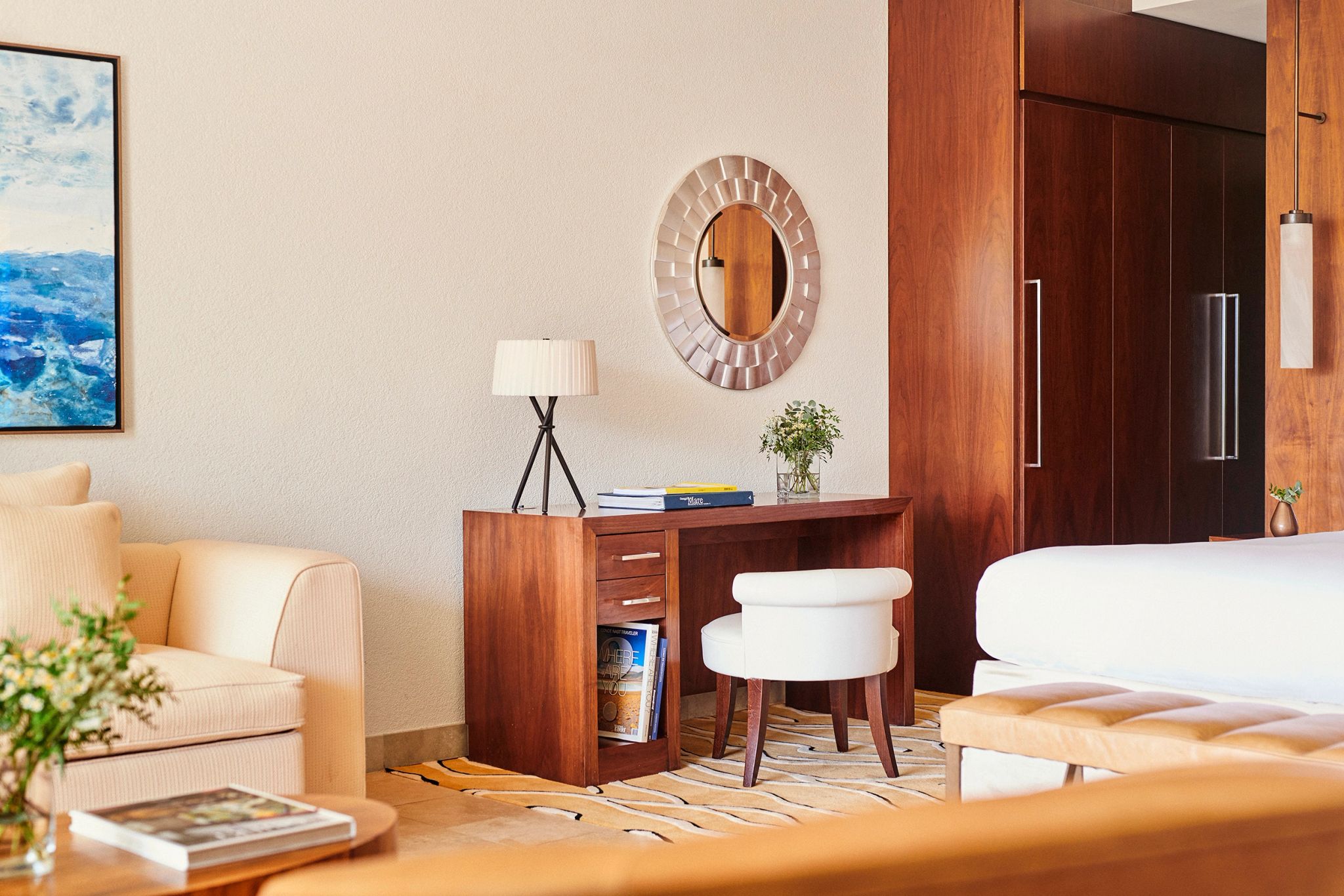 mesa de trabalho - quarto de hotel - quarto espaçoso