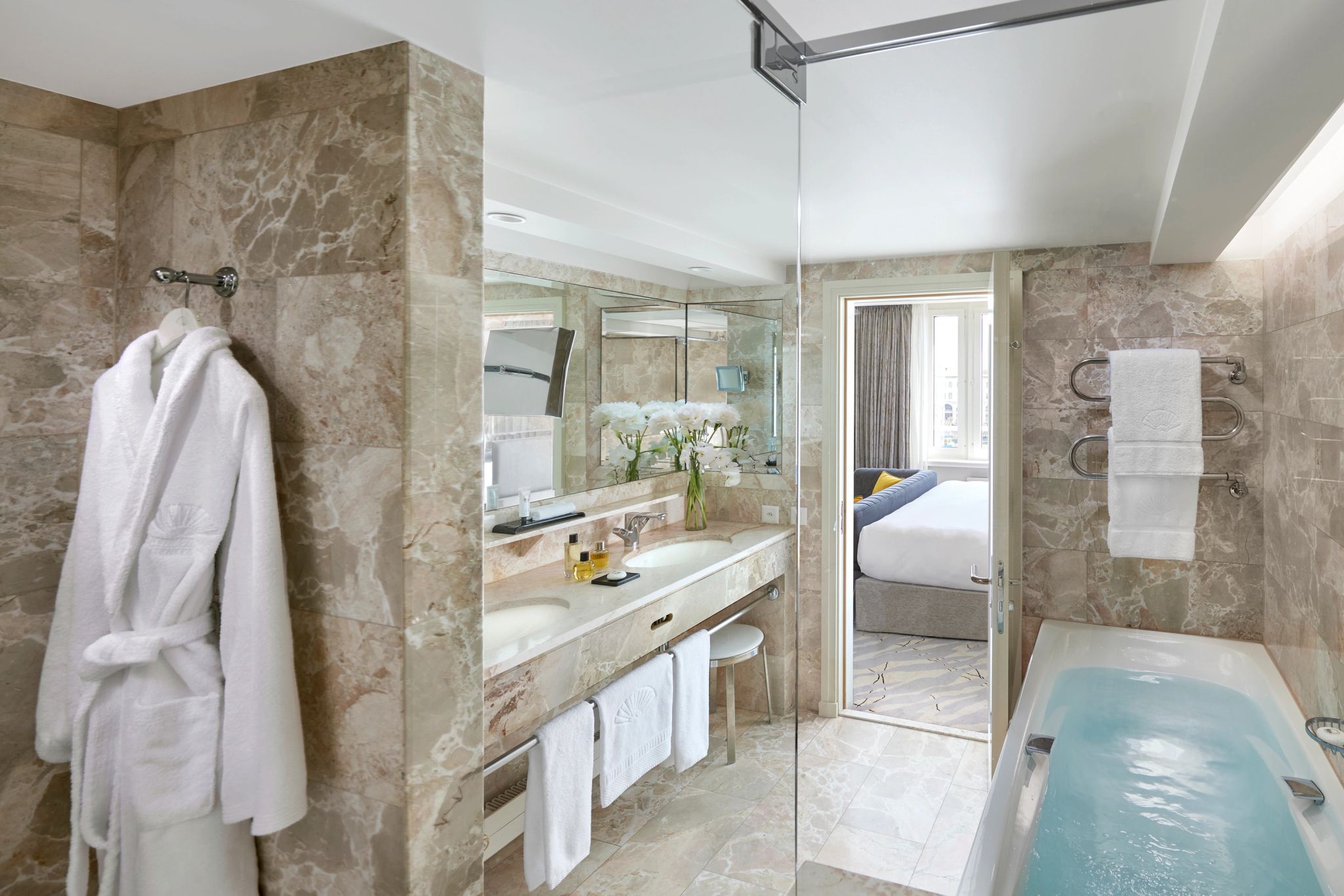 Deluxe King  banheiro de hotel – pia dupla - banheira