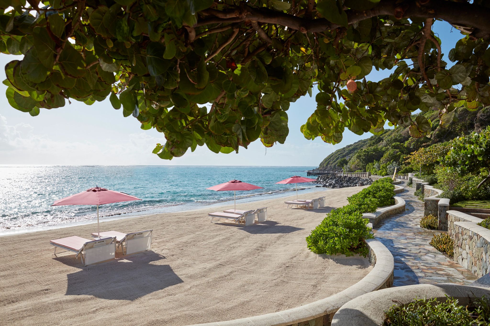 espreguicadeiras em deck de madeira - vista mar - ambiente tranquilo