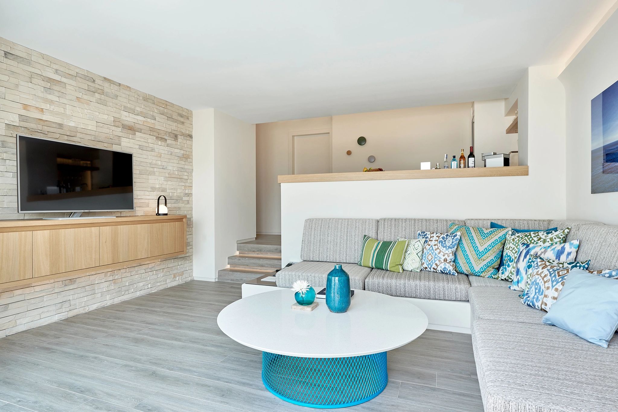 Resort Infinity Suite  sala com sofa de design – iluminacao natural – conforto sofisticado