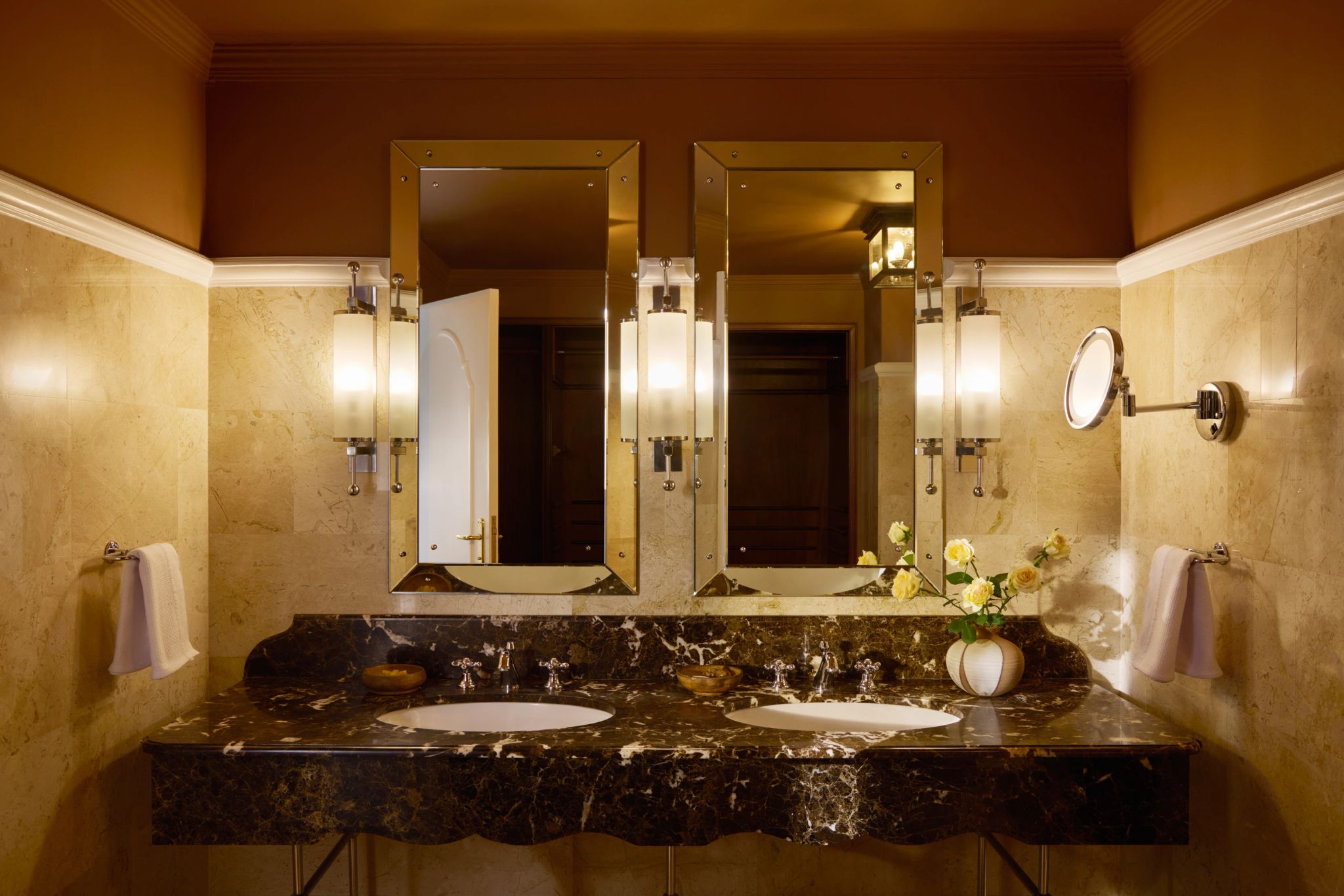 Strelitzia Suite banheiro de luxo - pia dupla - banho premium