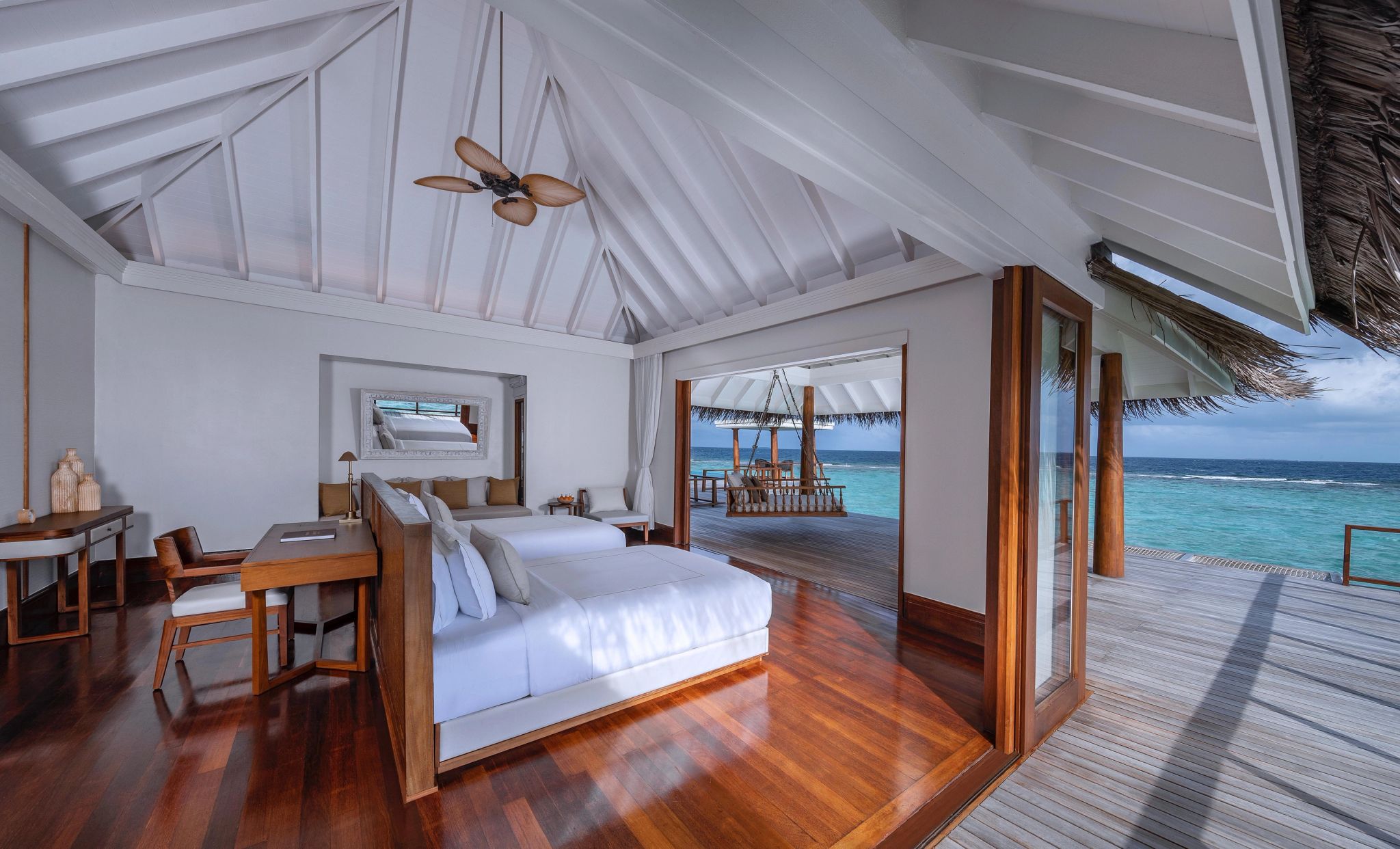 Two Bedroom Sunset Over Water Pool Residence decoraçao moderna - cama king - quarto frente mar