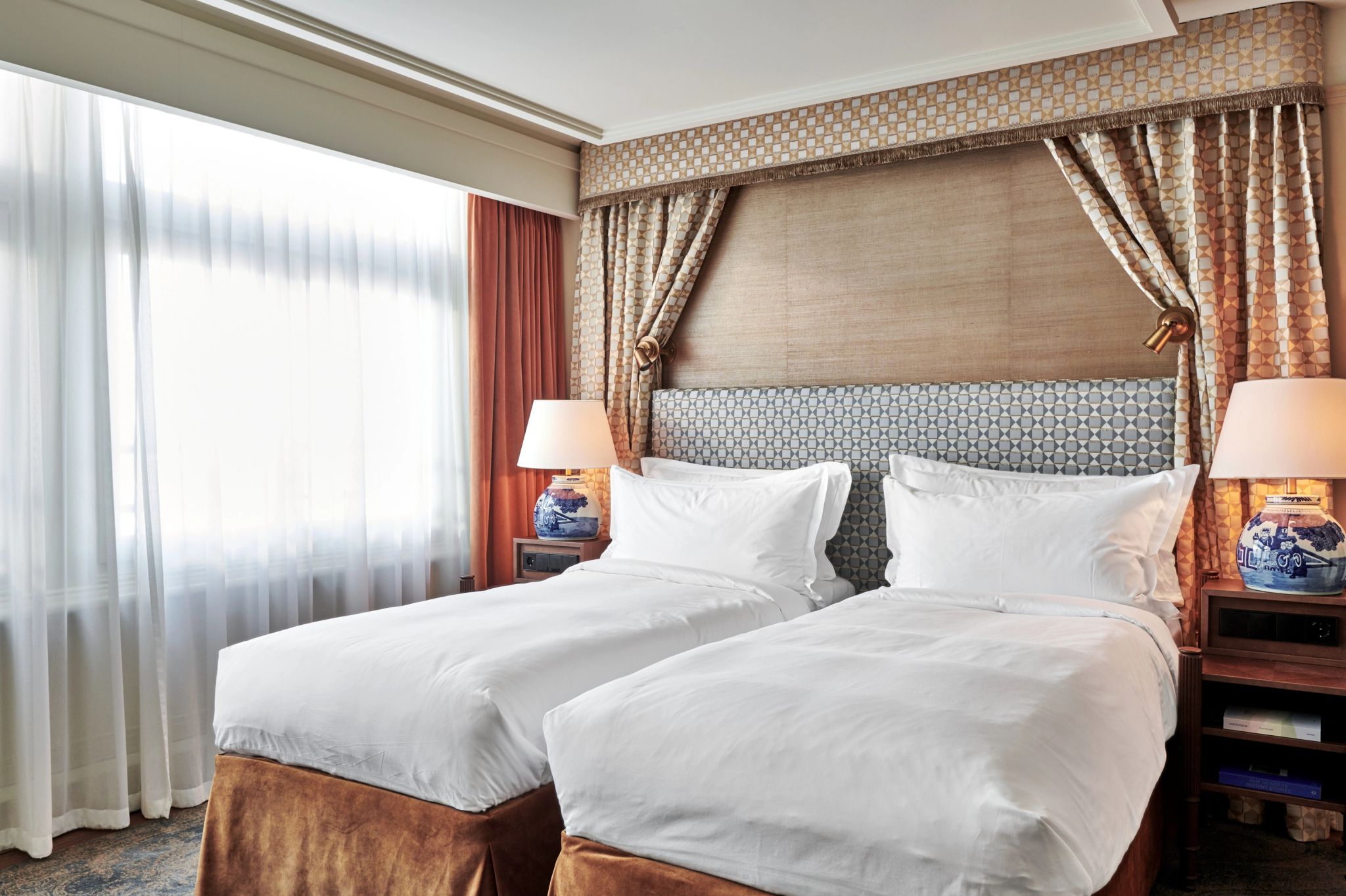 camas twin – mesa de cabeceira – quarto com vista