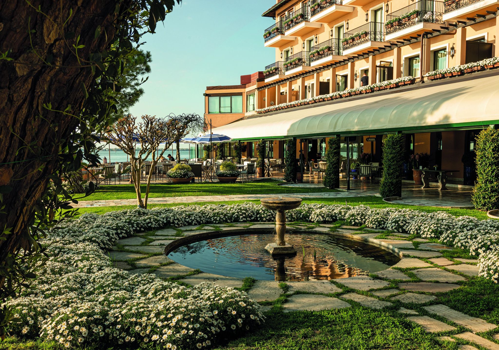 jardim - area externa - fonte de agua - hotel com jardim - flores do jardim