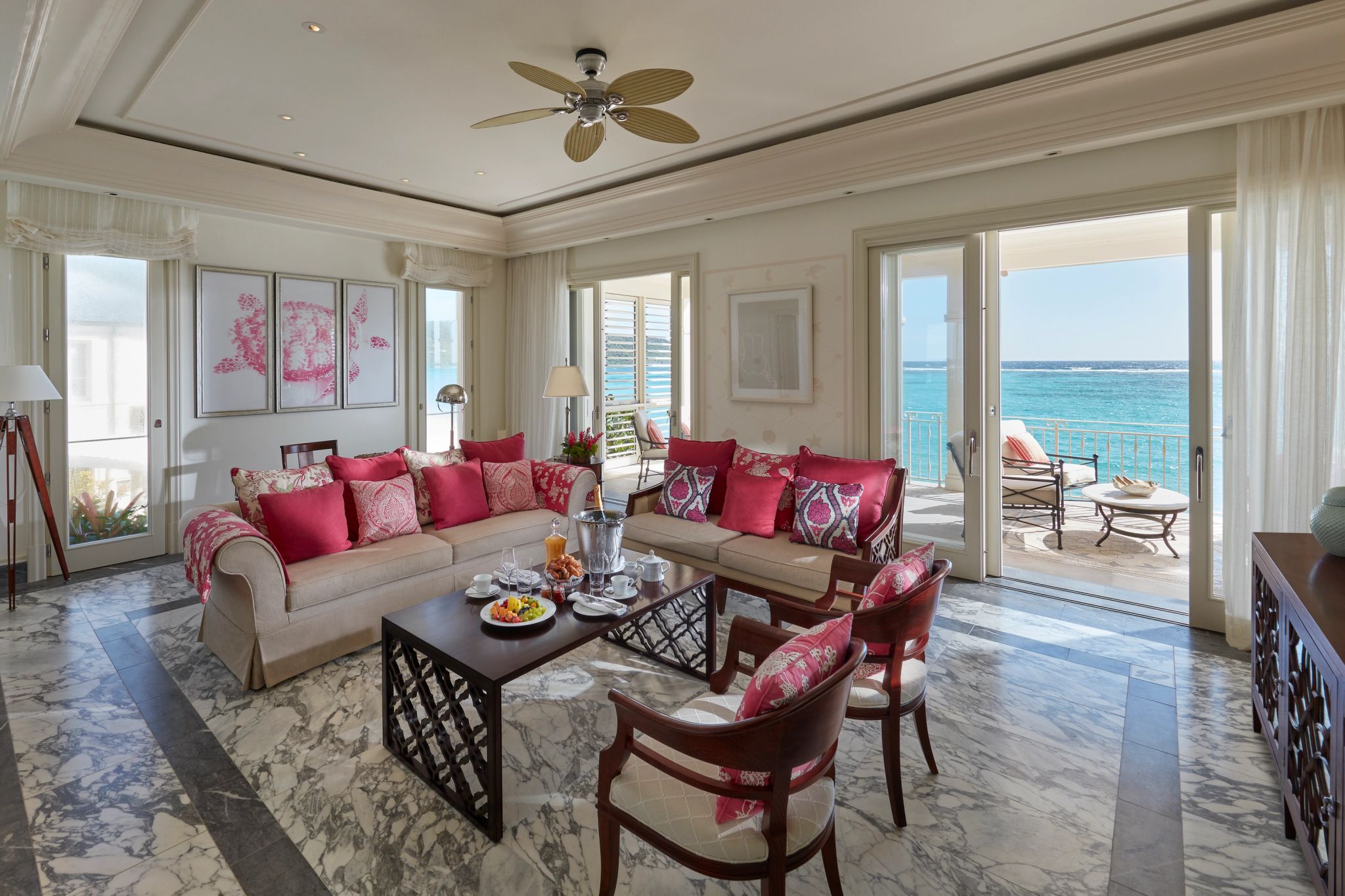 One Bedroom Oceanview Penthouse suite vista mar - sala de estar - sofa de luxo