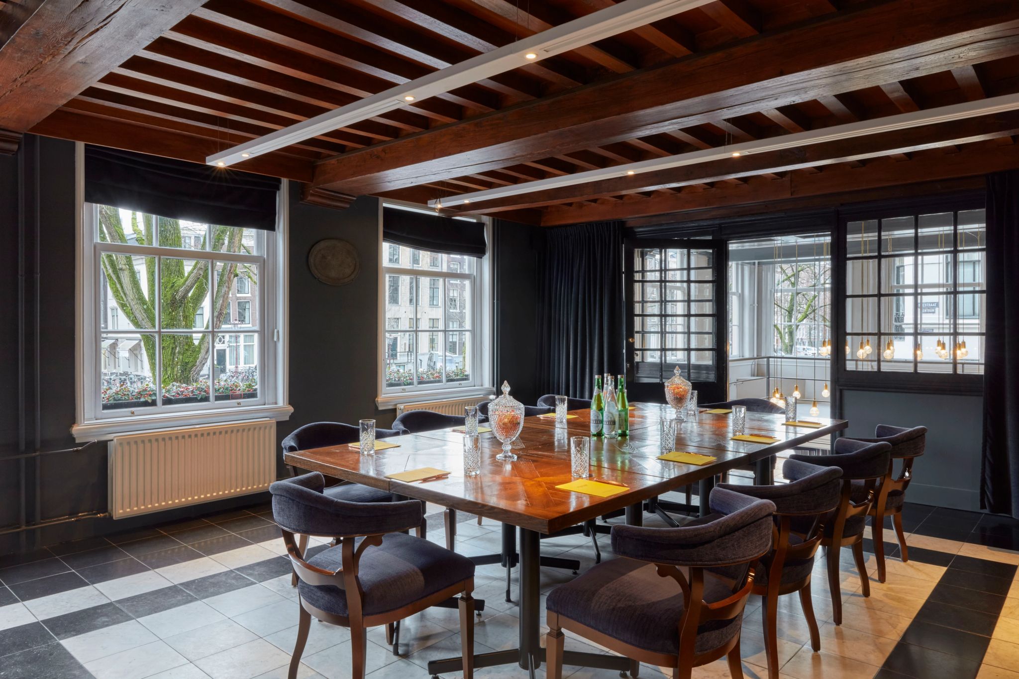 Copper Chamber sala de reuniao - mesa central - ambiente corporativo elegante