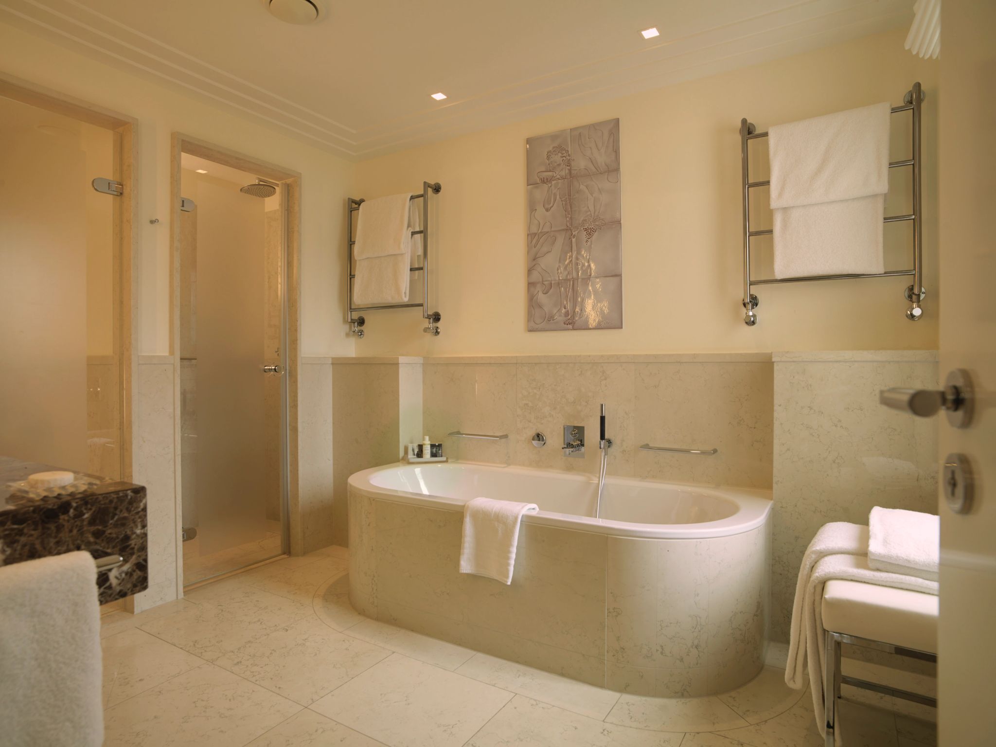 banheira de marmore – banheiro premium  – banheiro de luxo