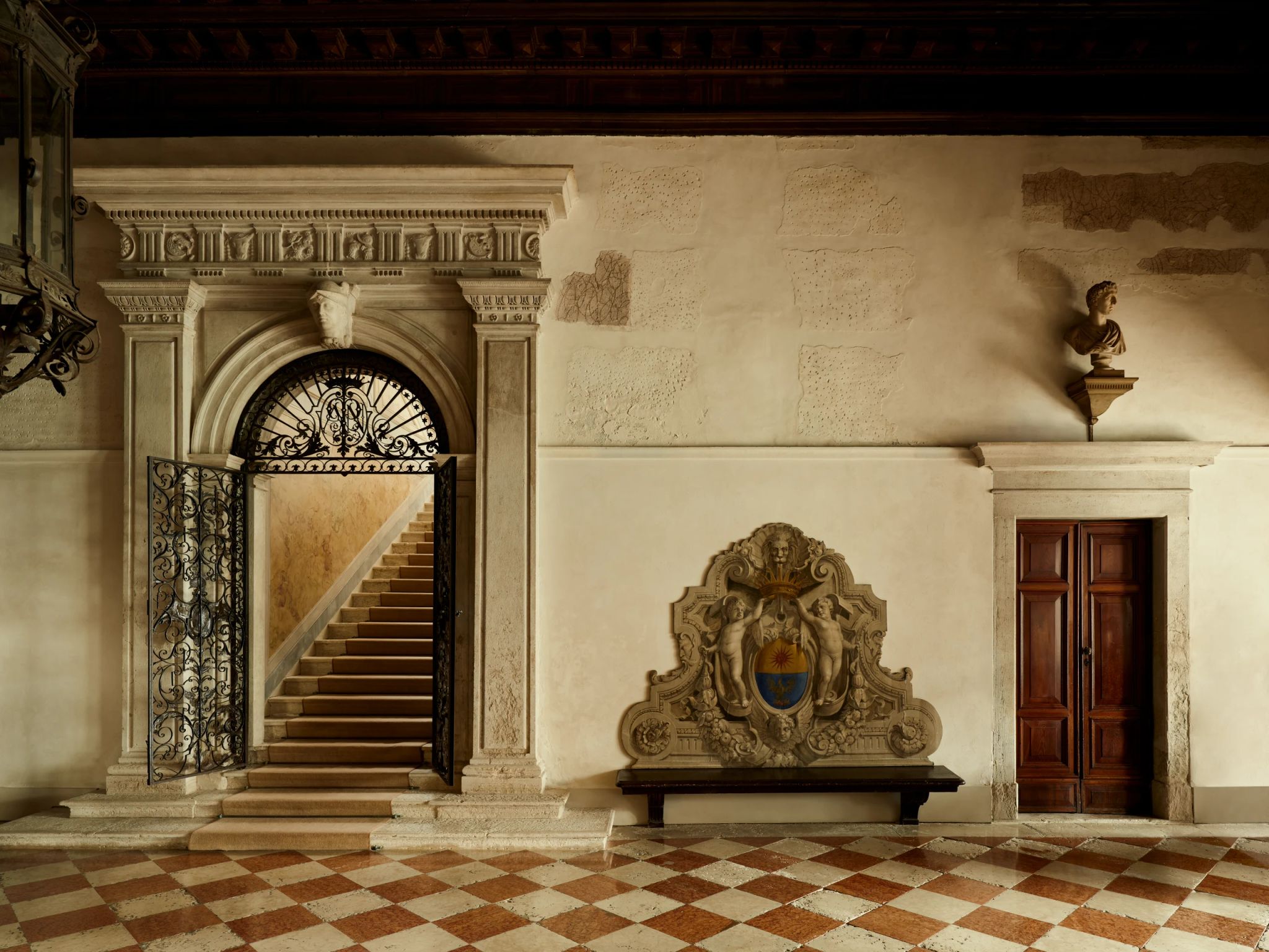 portao ferro forjado – entrada aman venice – arquitetura classica – esculturas italianas 