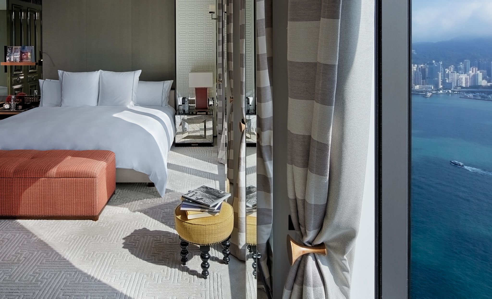 Grand Harbour Corner Suite decoraçao chique – design de luxo – cama king