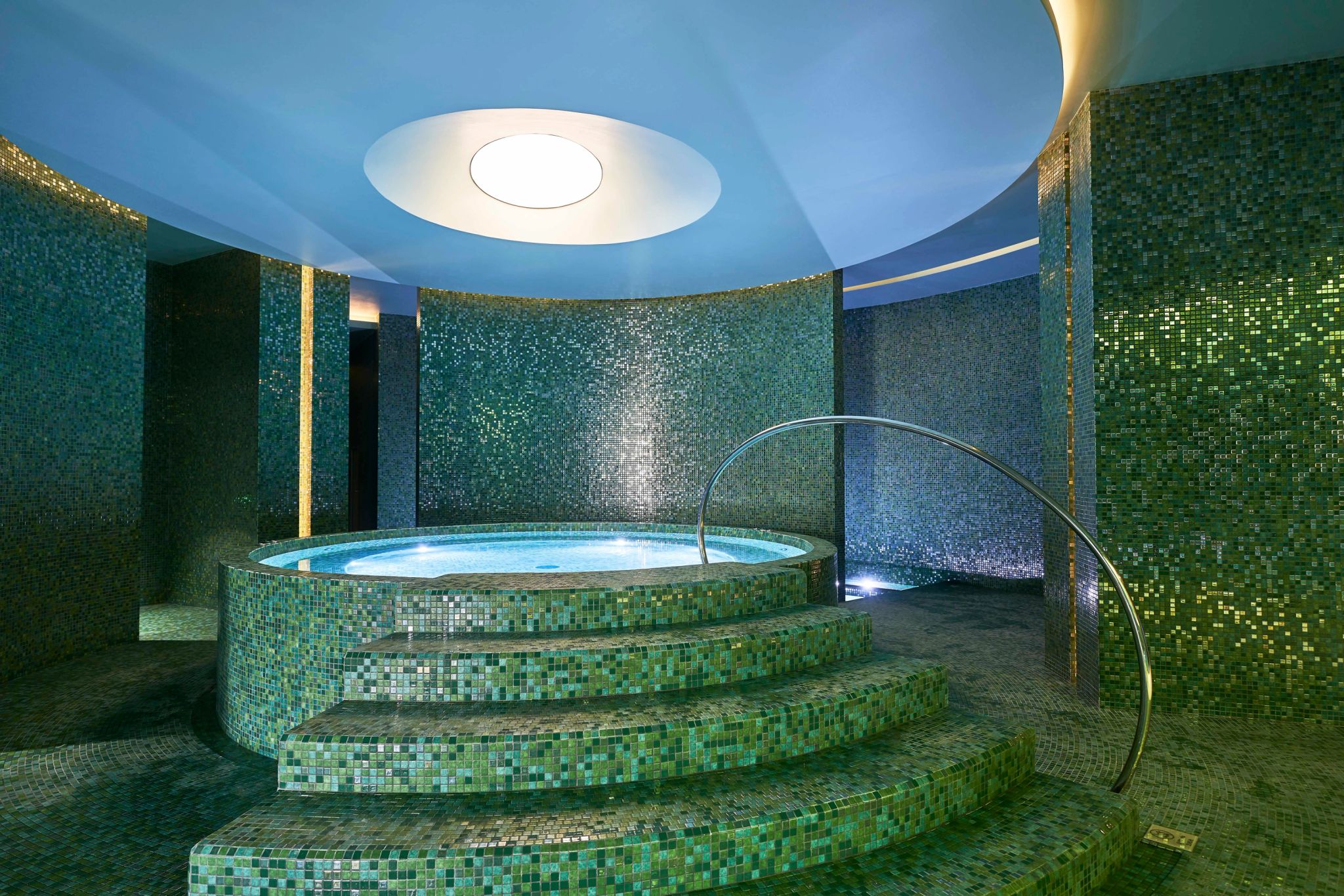 jacuzzi dentro de spa de hotel de luxo em portugal