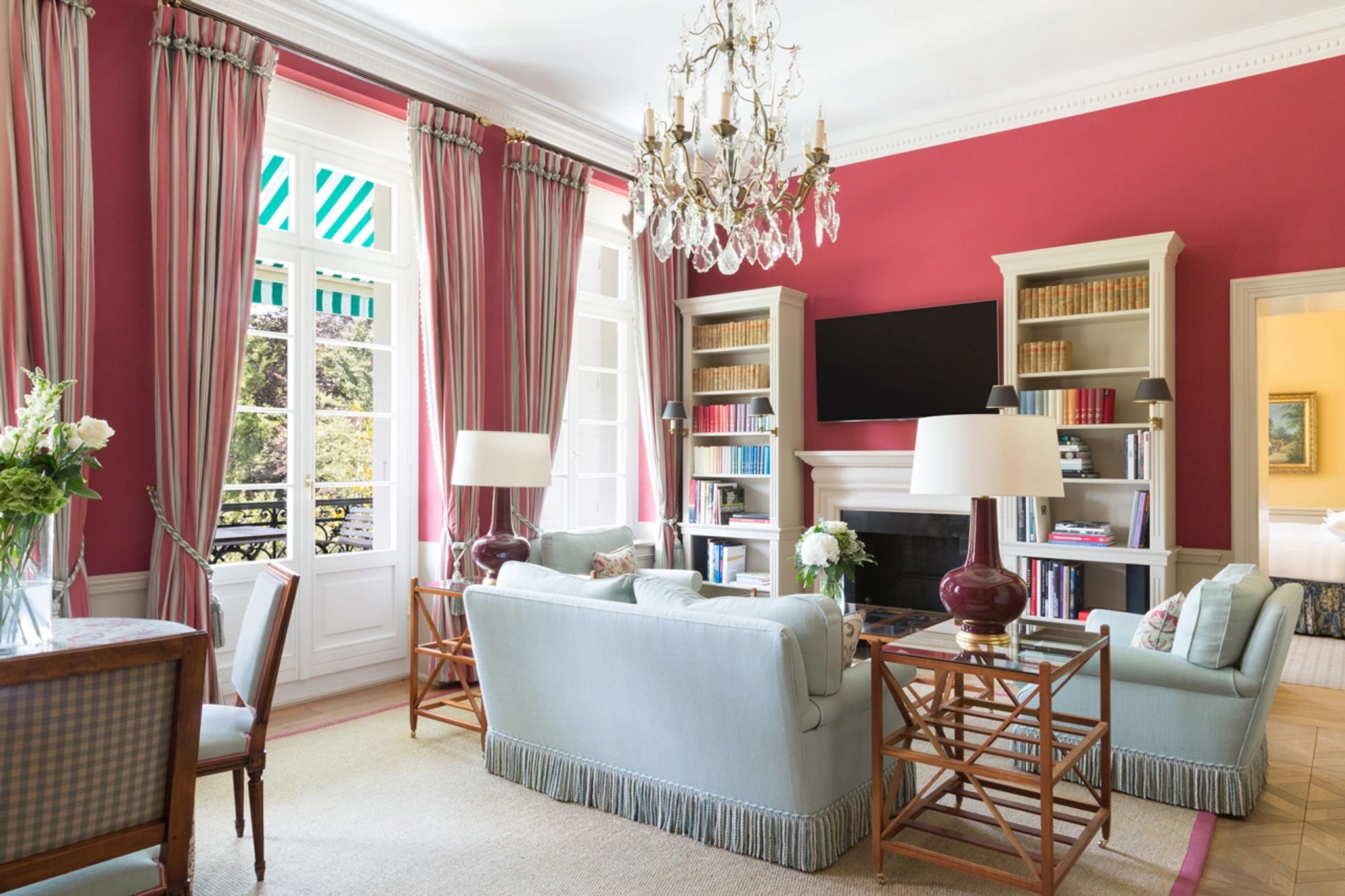 Two Bedroom Park Suite sala estar luxuosa - lustre cristal - ambiente classico