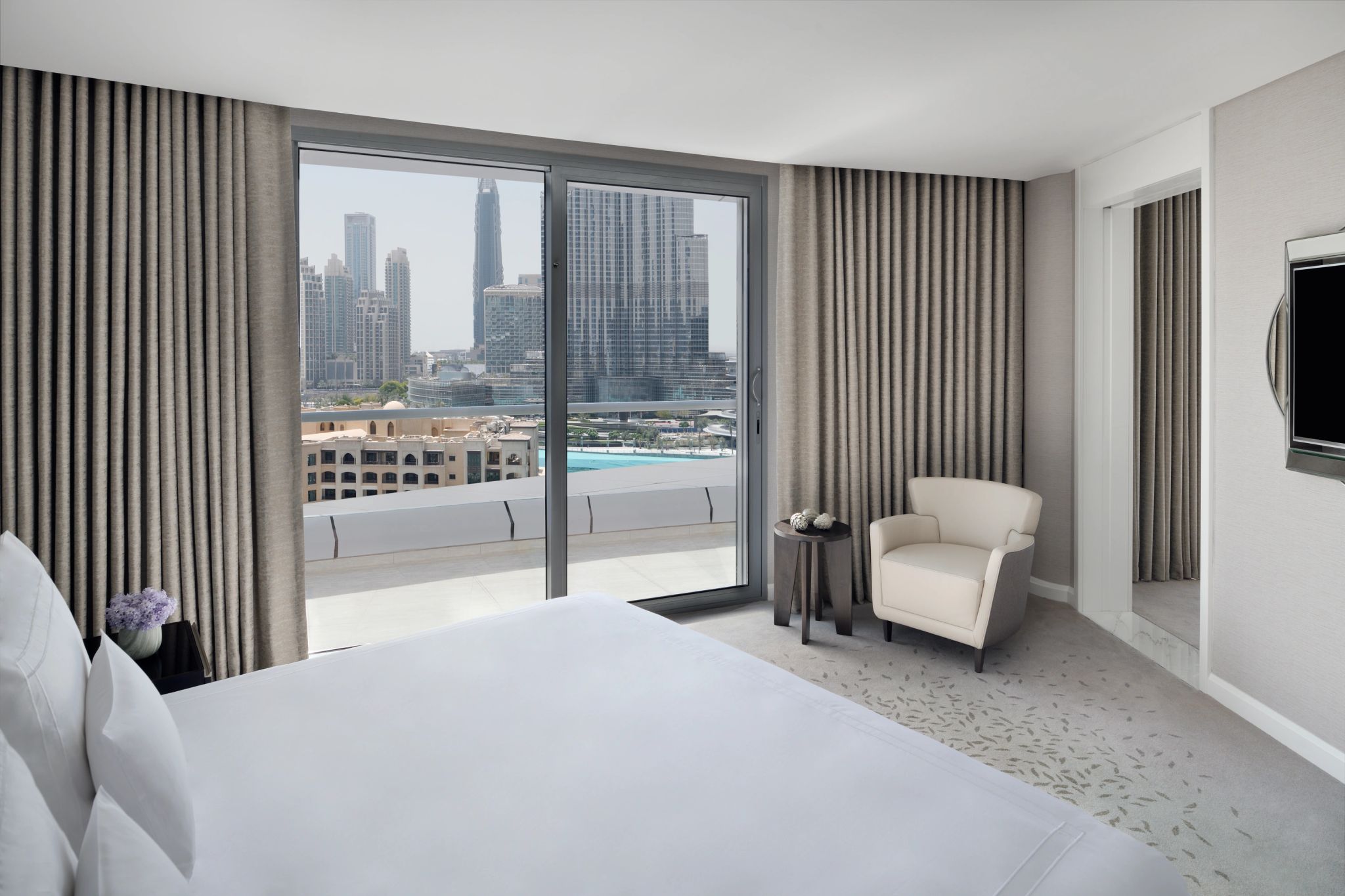 quarto moderno - cama king - quarto espacoso