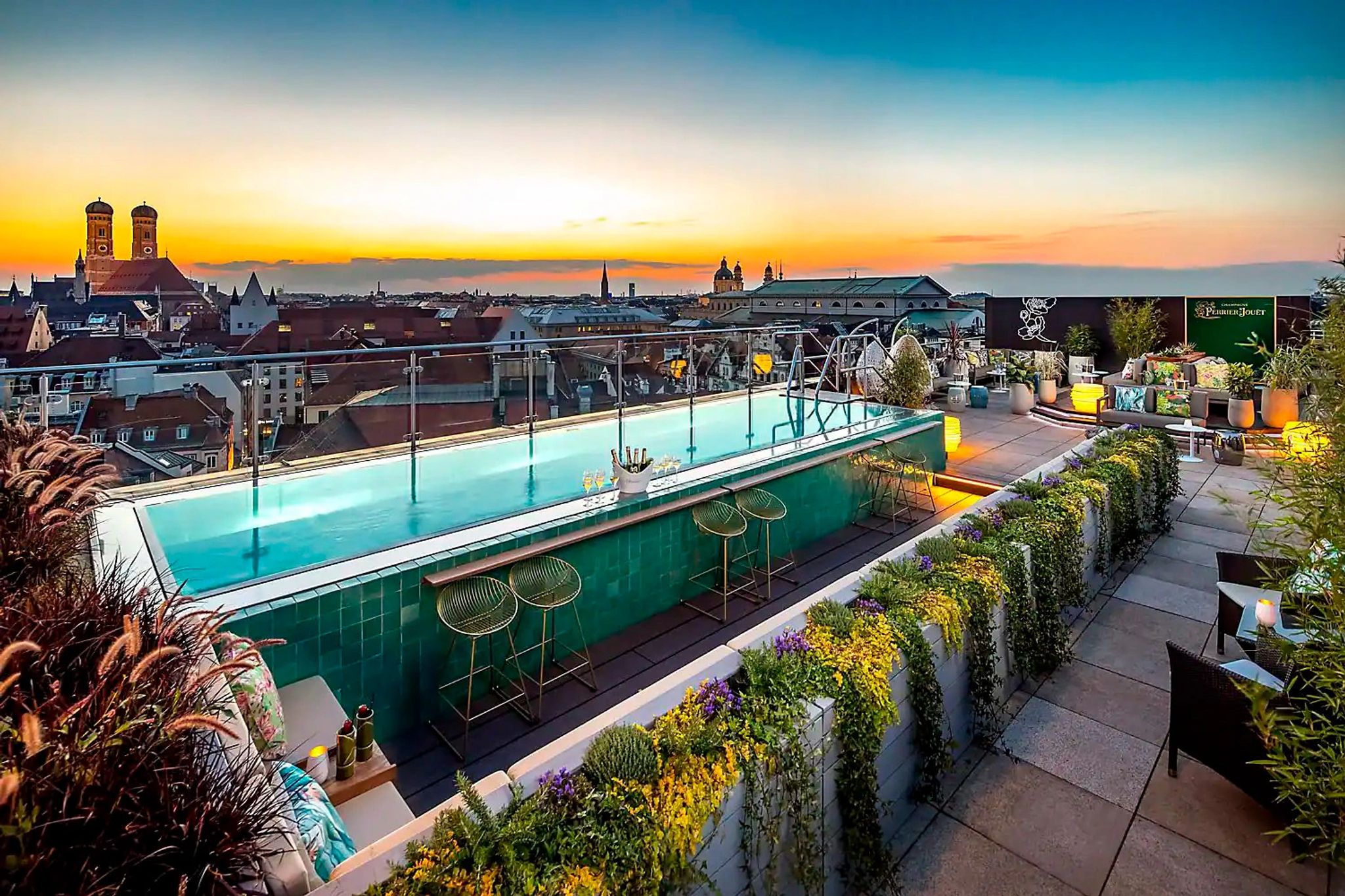 Piscina Rooftop piscina infinita munique - hotel 5 estrelas alemanha - lazer exclusivo