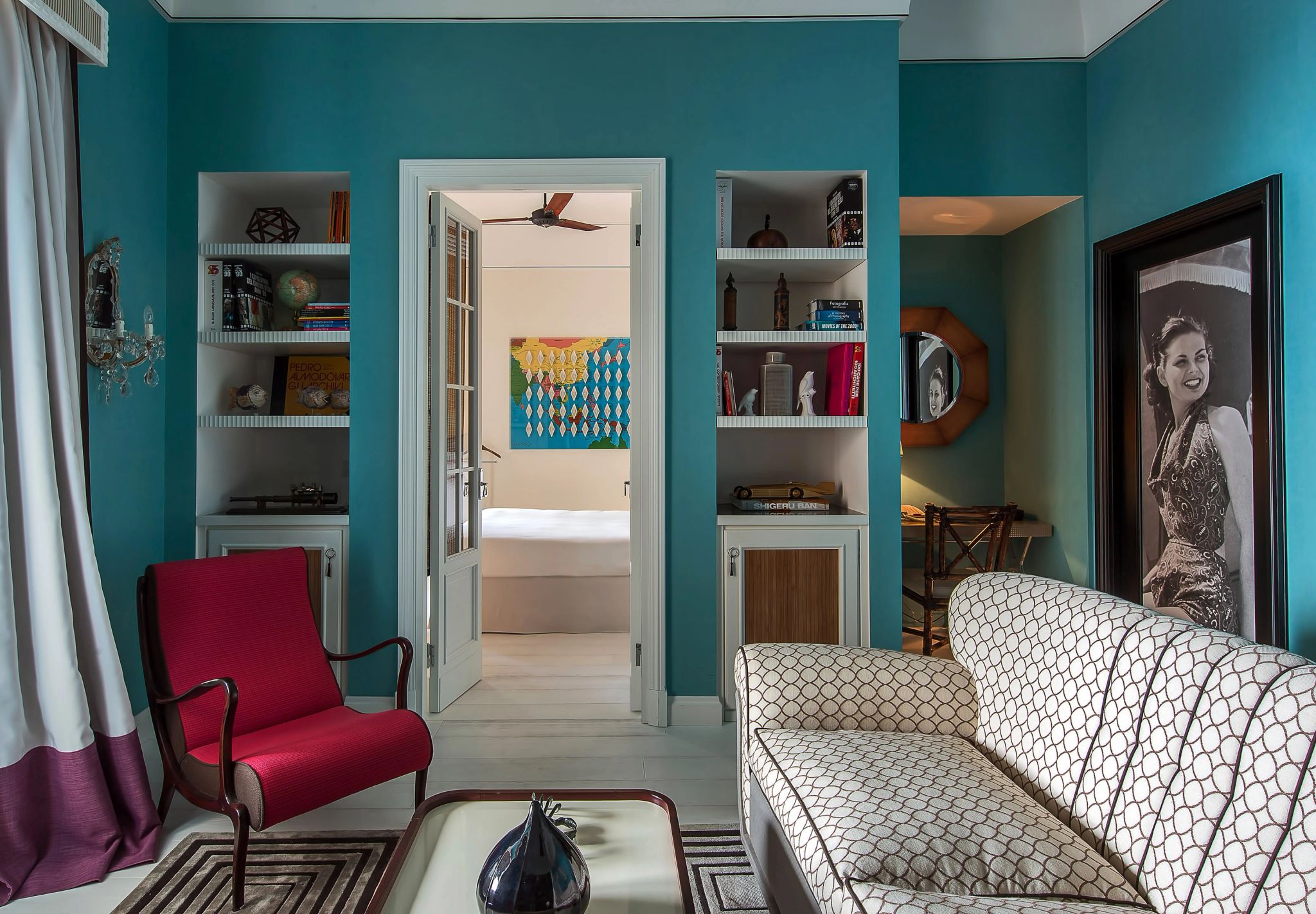 Dolce Vita Suite Sea View sala de estar – suite decorada – obras de arte