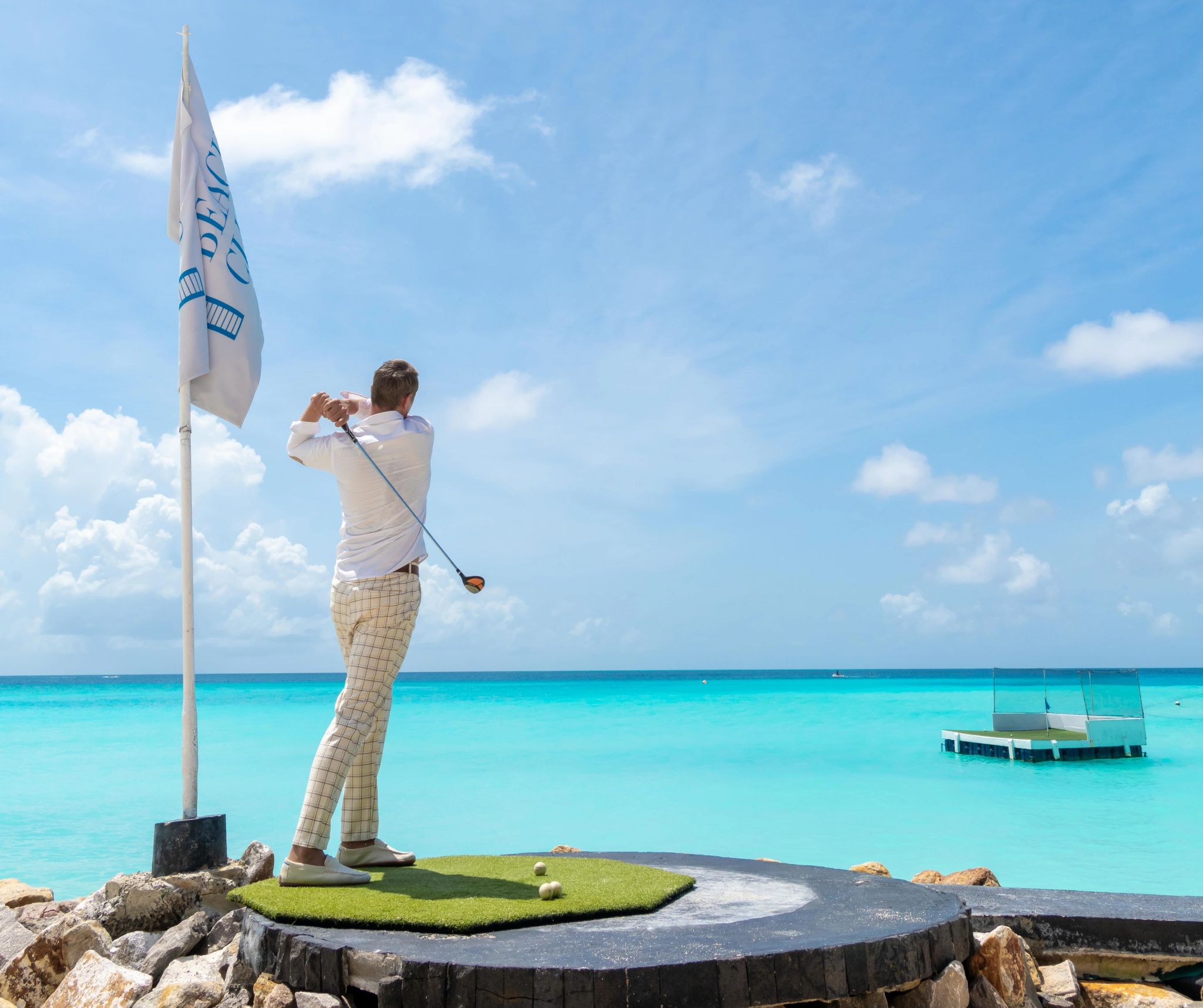 Atividades de lazer golfe nas maldivas - golfe aquatico - taco de golfe - plataforma flutuante golfe