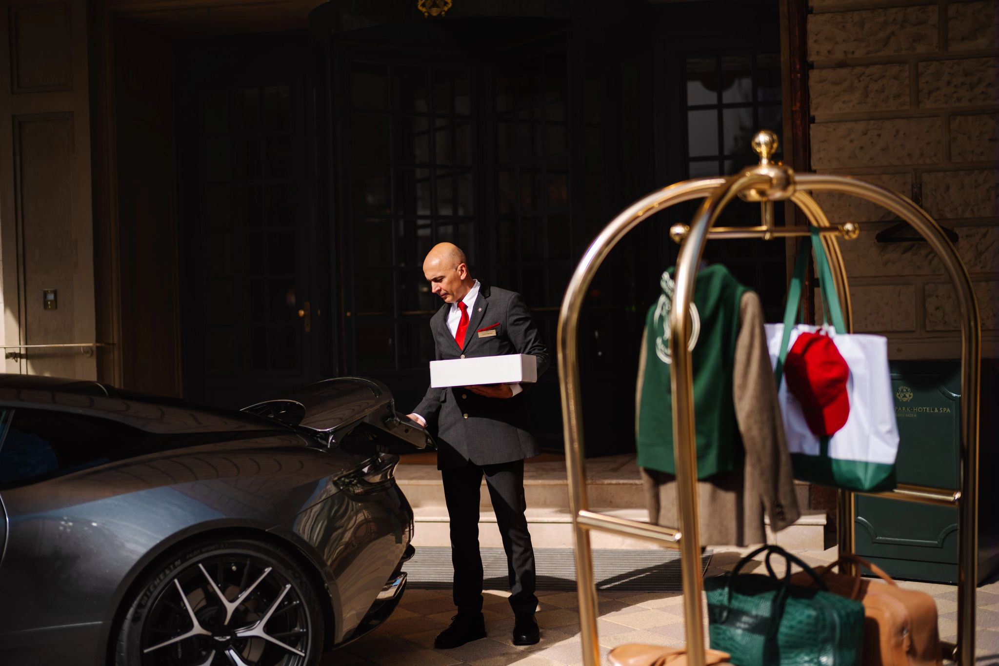 Brenners Park Hotel & Spa terraço externo com toldo vermelho e charme europeu