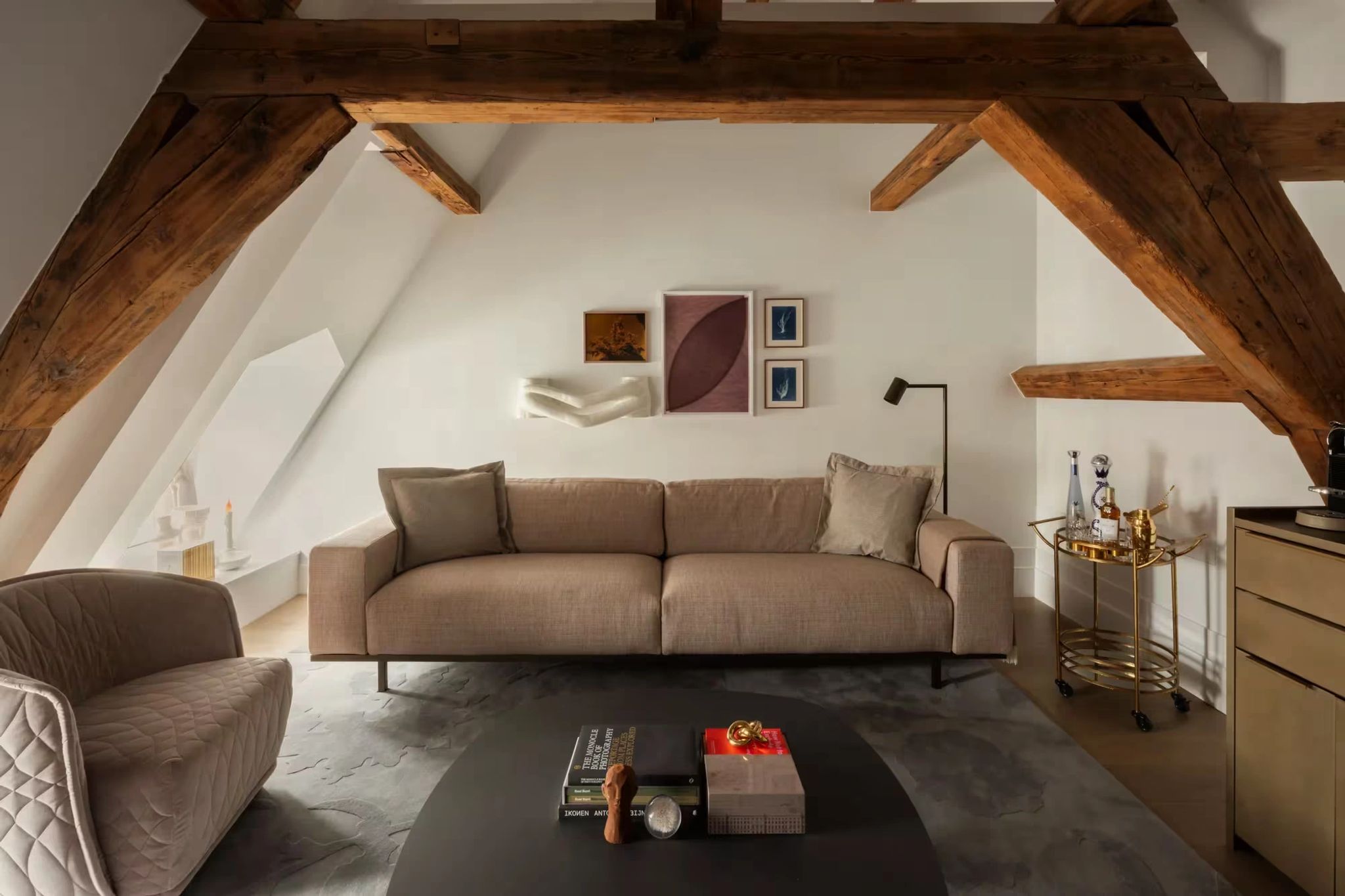 Three Bedroom Rooftop House sala estar - design ludico - espaco amplo