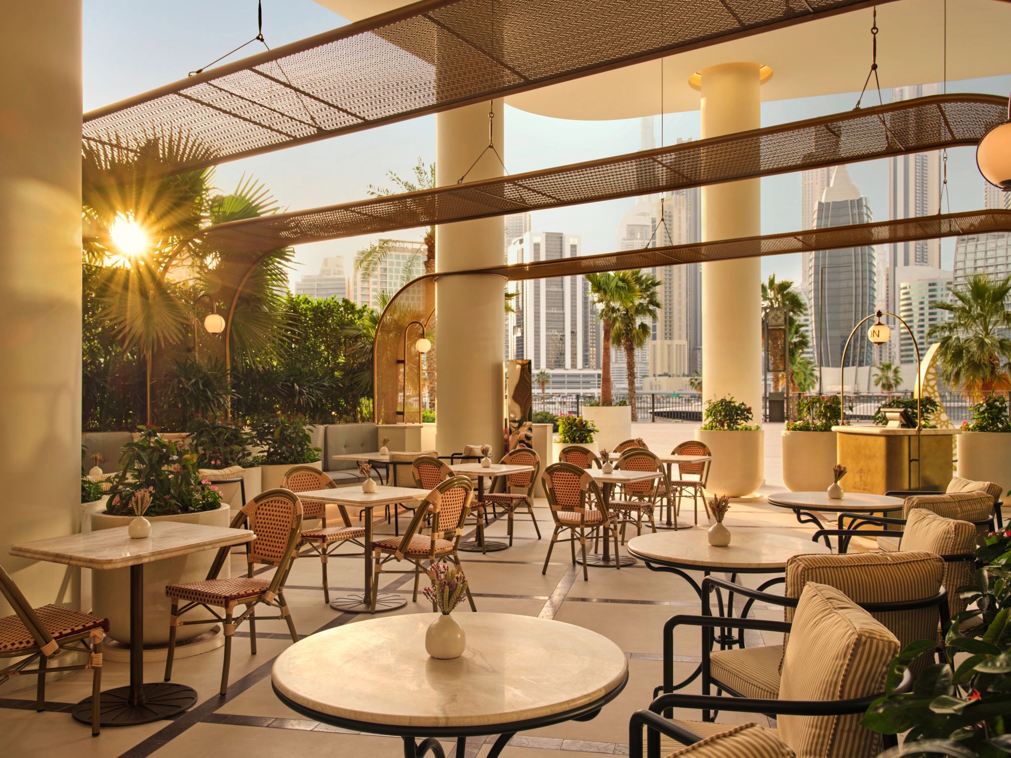 terraço com vista – cafe da manha gourmet – vista canal de dubai