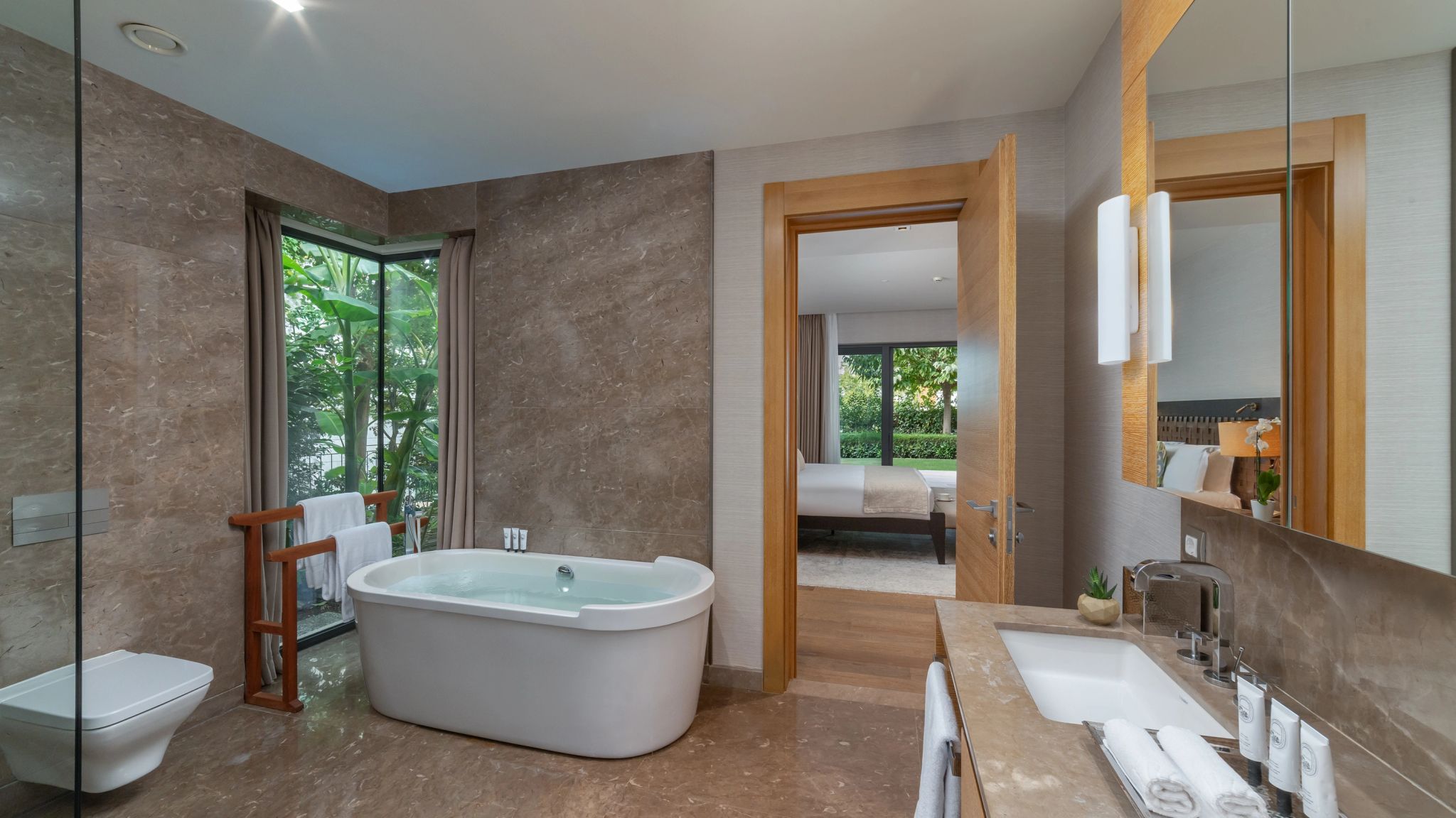 Four Bedroom Residential Apartment banheira de imersao - banho premium - apartamento com banheira