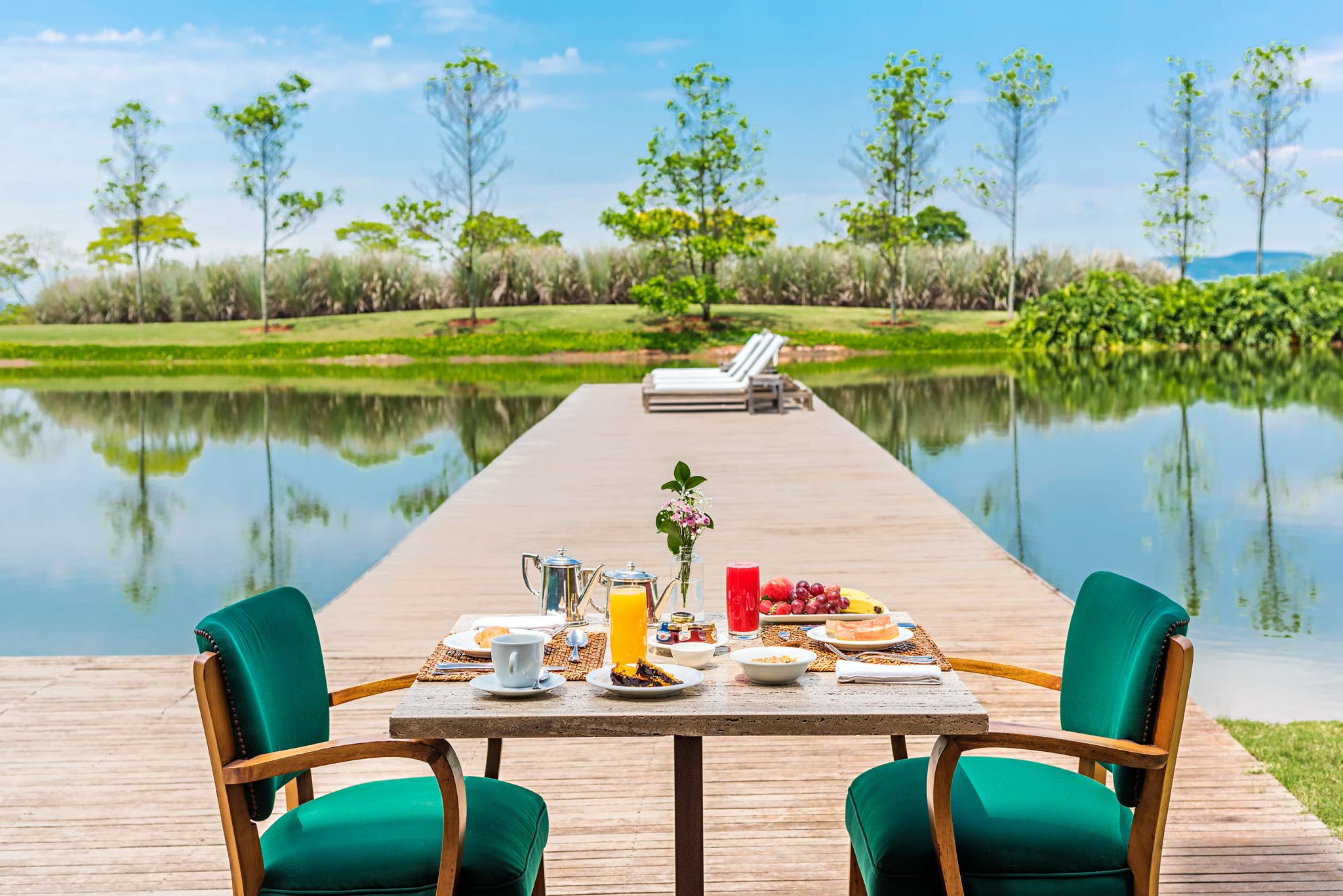 café da manhã de hotel - vista para o lago