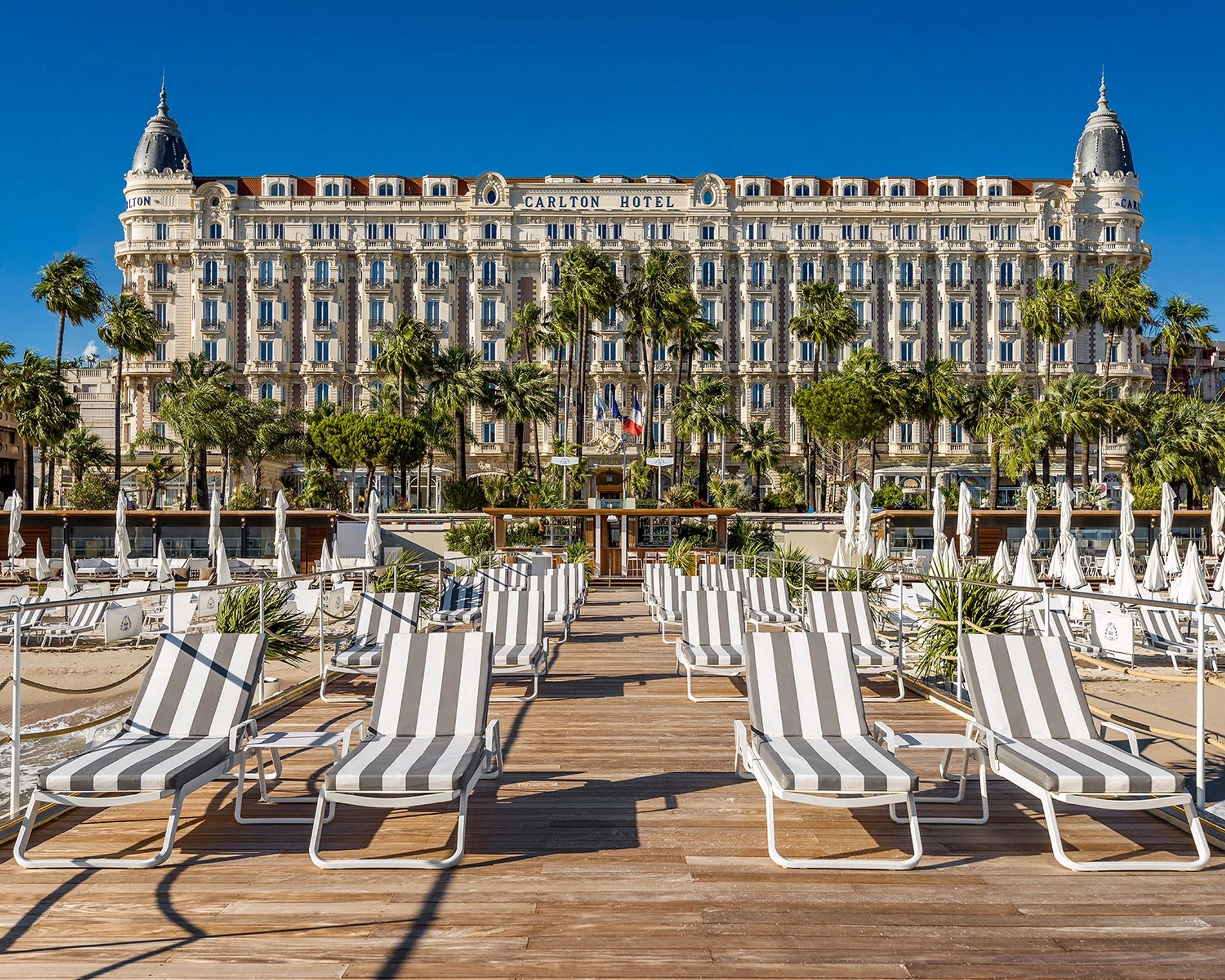 Carlton Cannes, a Regent Hotel hotel de luxo - arquitetura palaciana - beach club - hotel beira mar