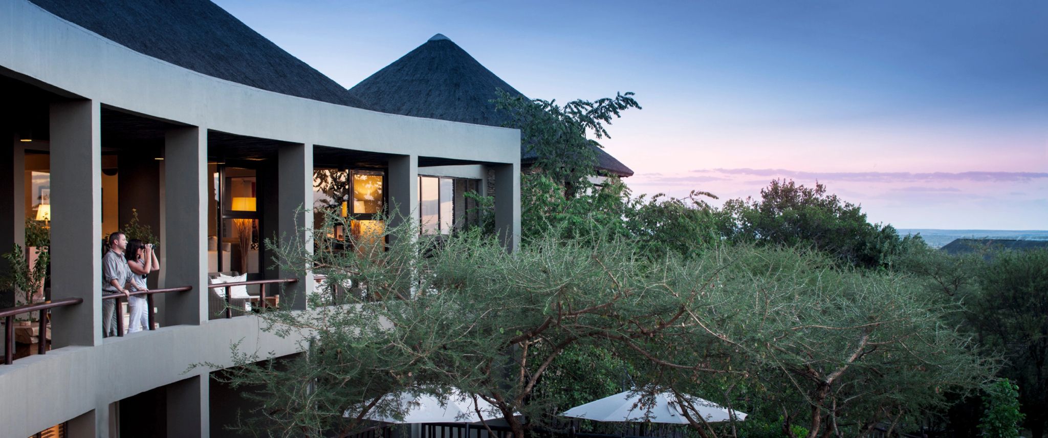 Sundowner Bar sundowner bar com drinks coloridos-vista para o por do sol-safari lodge-coqueteis premium