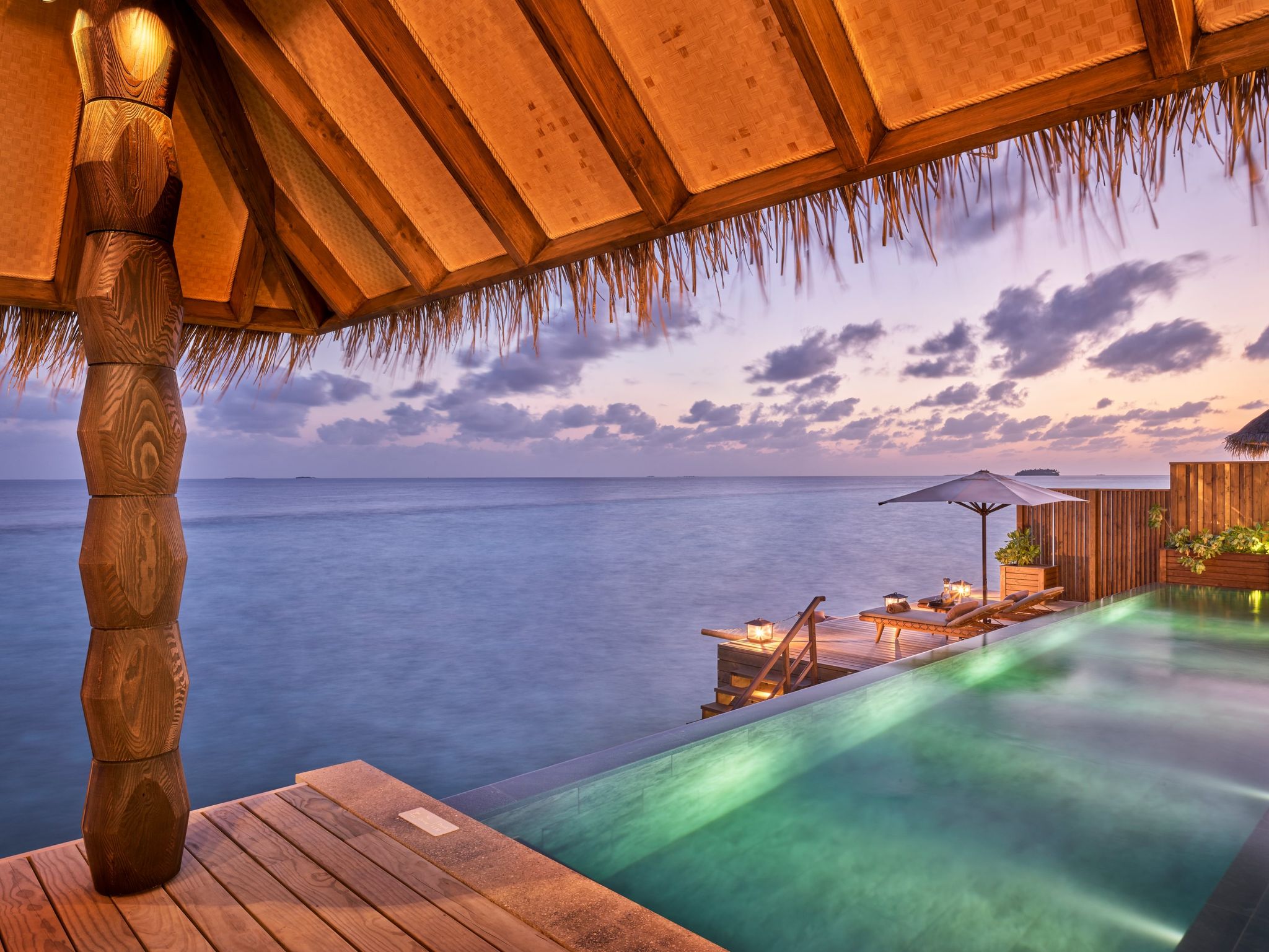 piscina borda infinita - piscina privativa - por do sol nas maldivas - villa sobre o mar