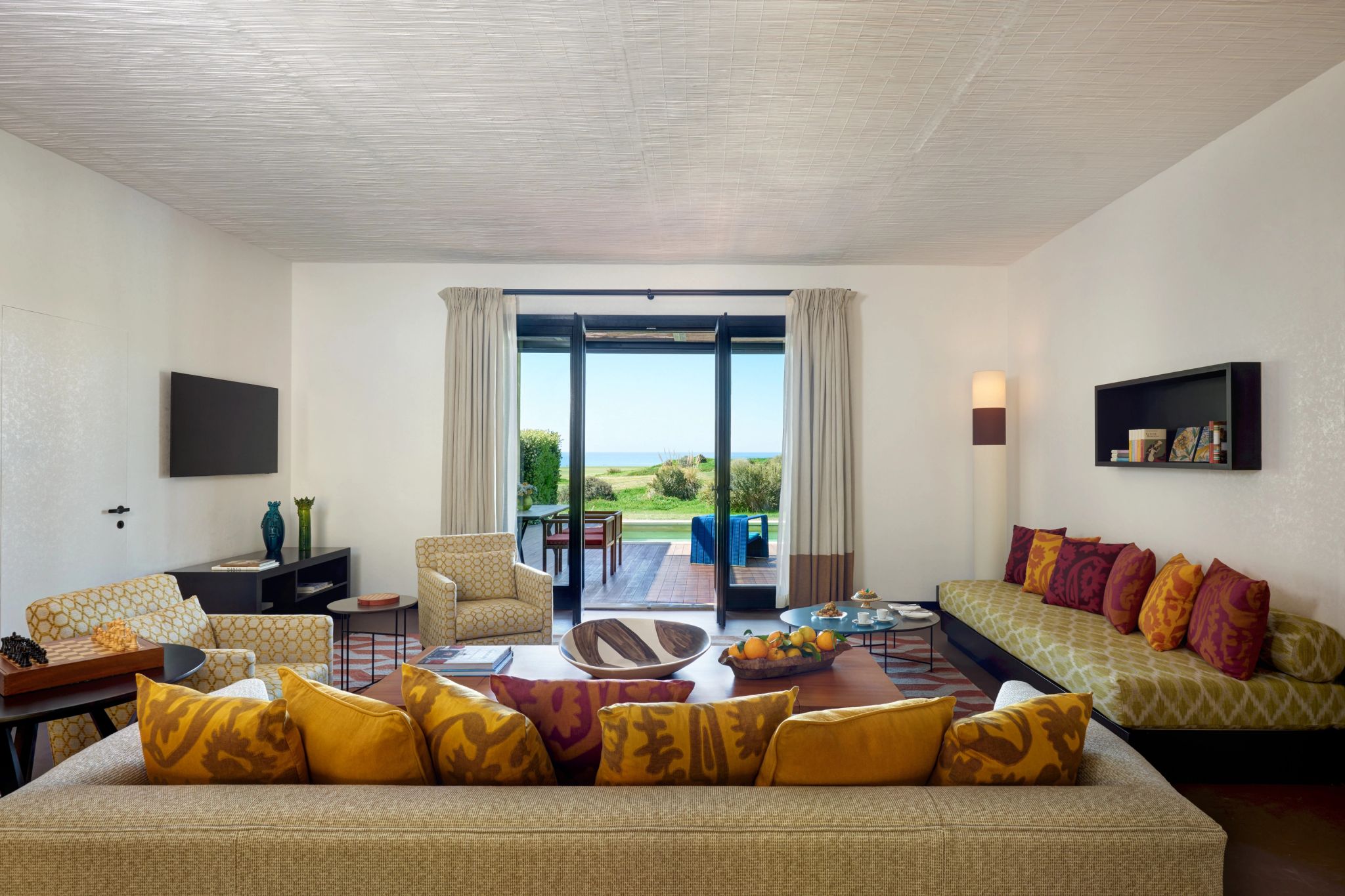 Peonia Suite with Pool suite ampla - decoraçao moderna – sala de estar – sala com tv - suite com terraço