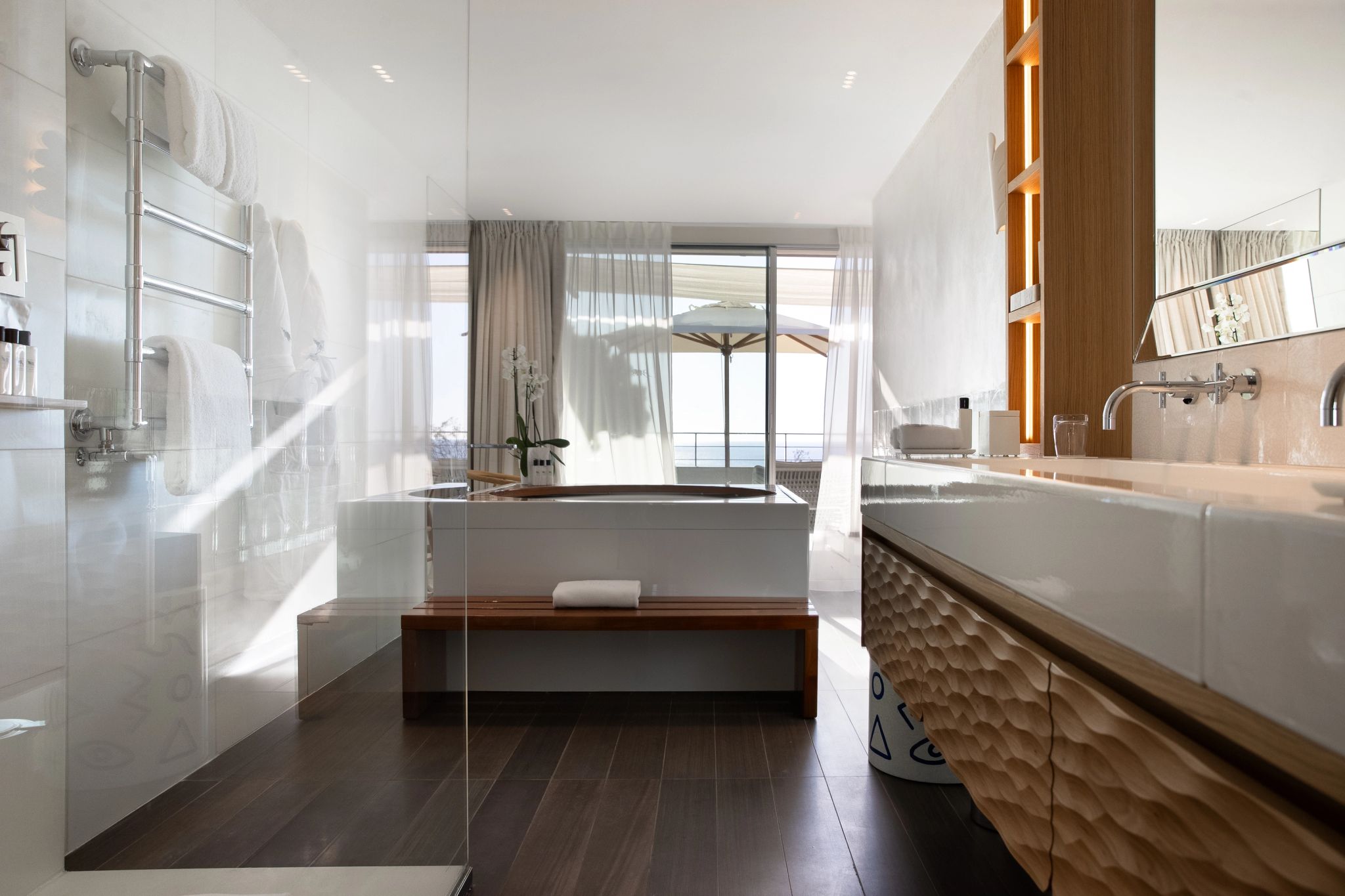 Deluxe Junior Suite Sea View Terrace banheira de imersao – baheiro de luxo – banheiro casal