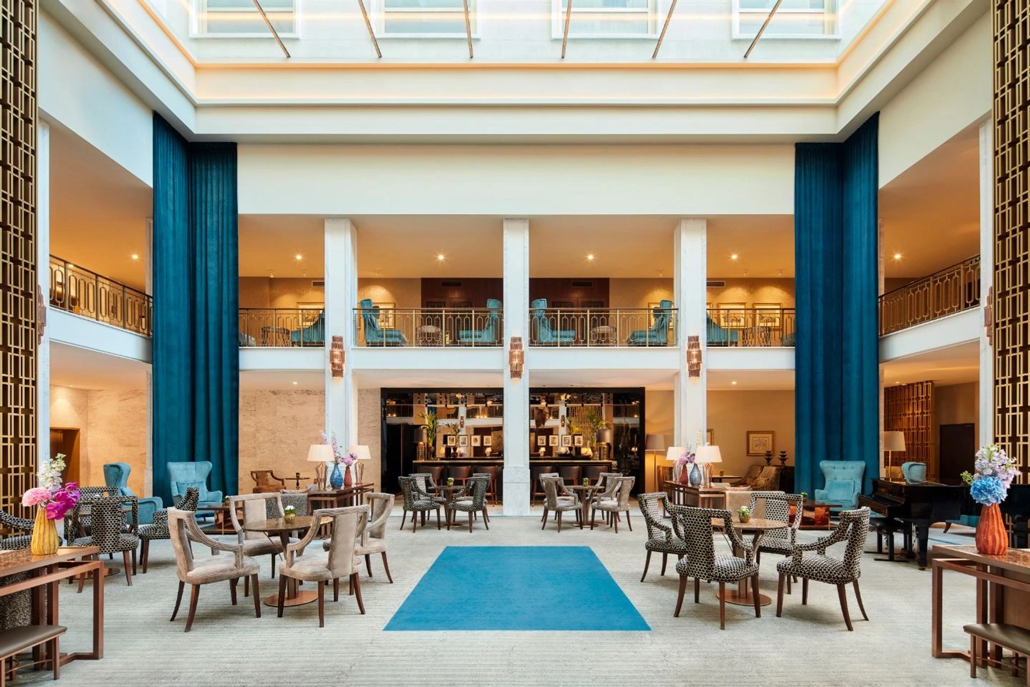 lobby sofisticado do hotel anantara com decoracao moderna e iluminacao natural em lisboa