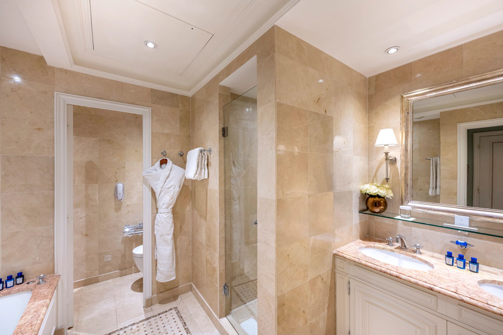 banheiro em marmore – banheiro de luxo – siuite com banheira - banheira casal