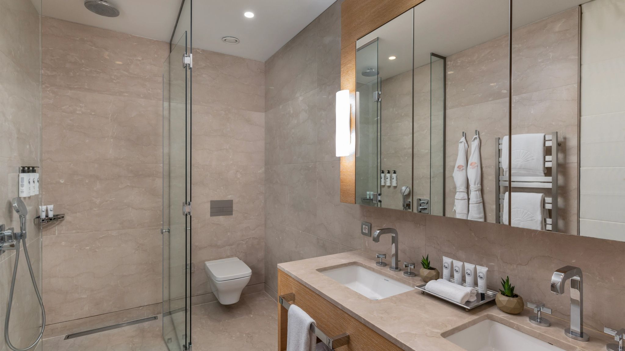 Two Bedroom Apartment Pool banheiro em marmore - pia dupla - chuveiro alta pressao