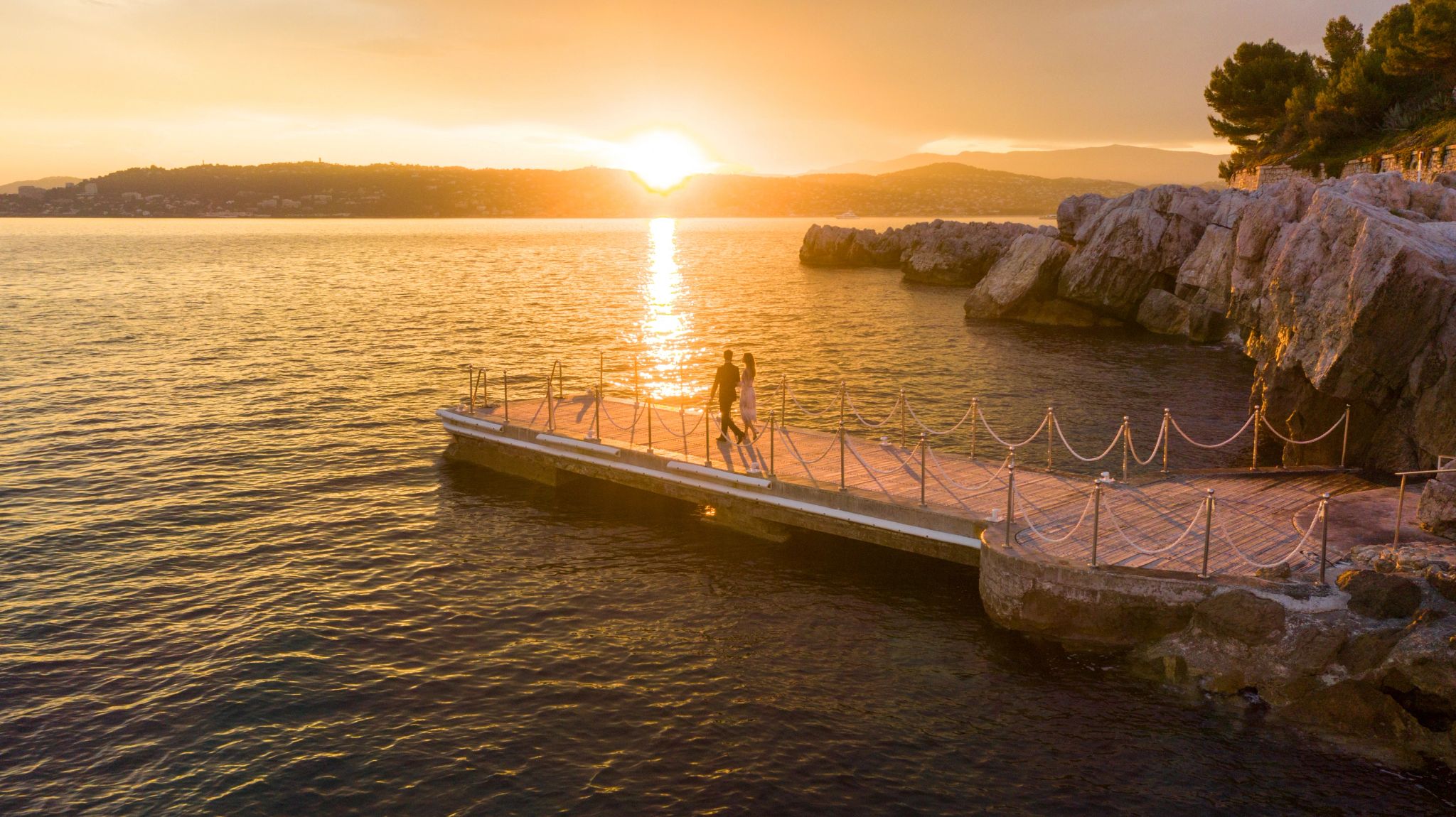 Pôr do sol na Riviera Francesa por do sol - ponte beira mar - vista privilegiada - hotel beira mar